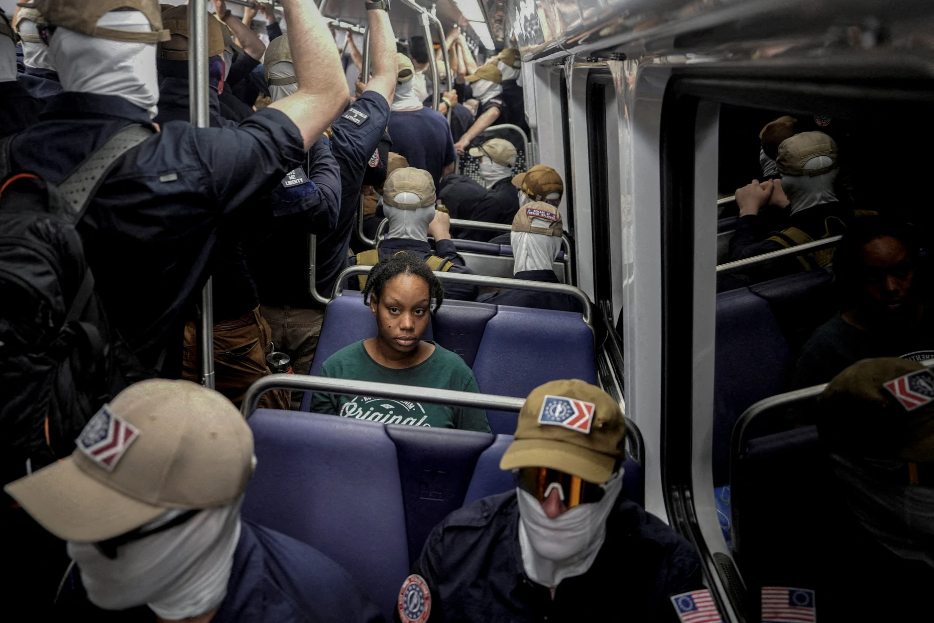 Eine schwarze Frau in der Washingtoner Metro, umgeben von Menschen, die für eine Vorherrschaft der Weißen in Amerika eintreten.