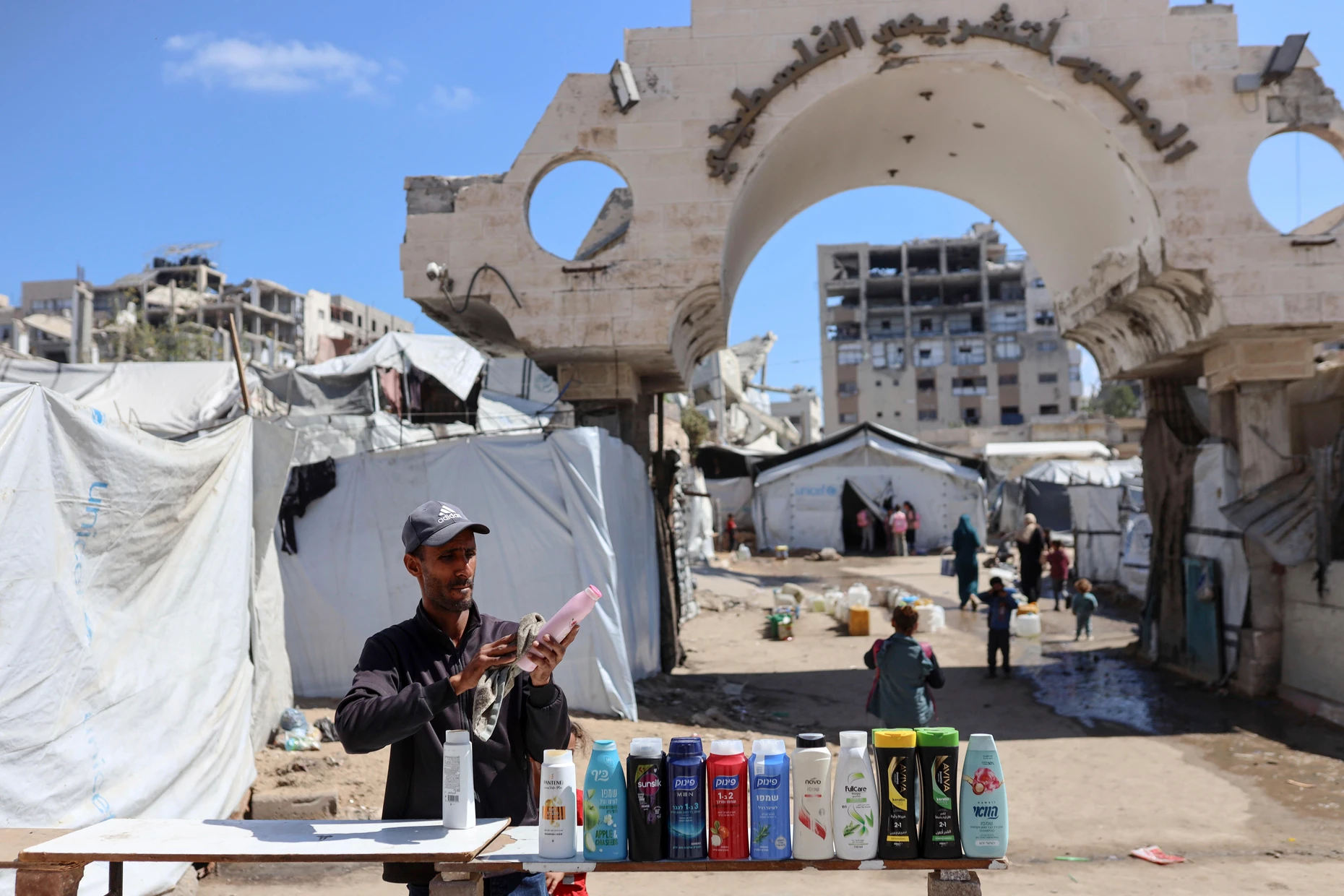 Ein palästinensischer Händler Mitte April vor den Ruinen des „Palästinensischen Legislativrats“ in Gaza Stadt