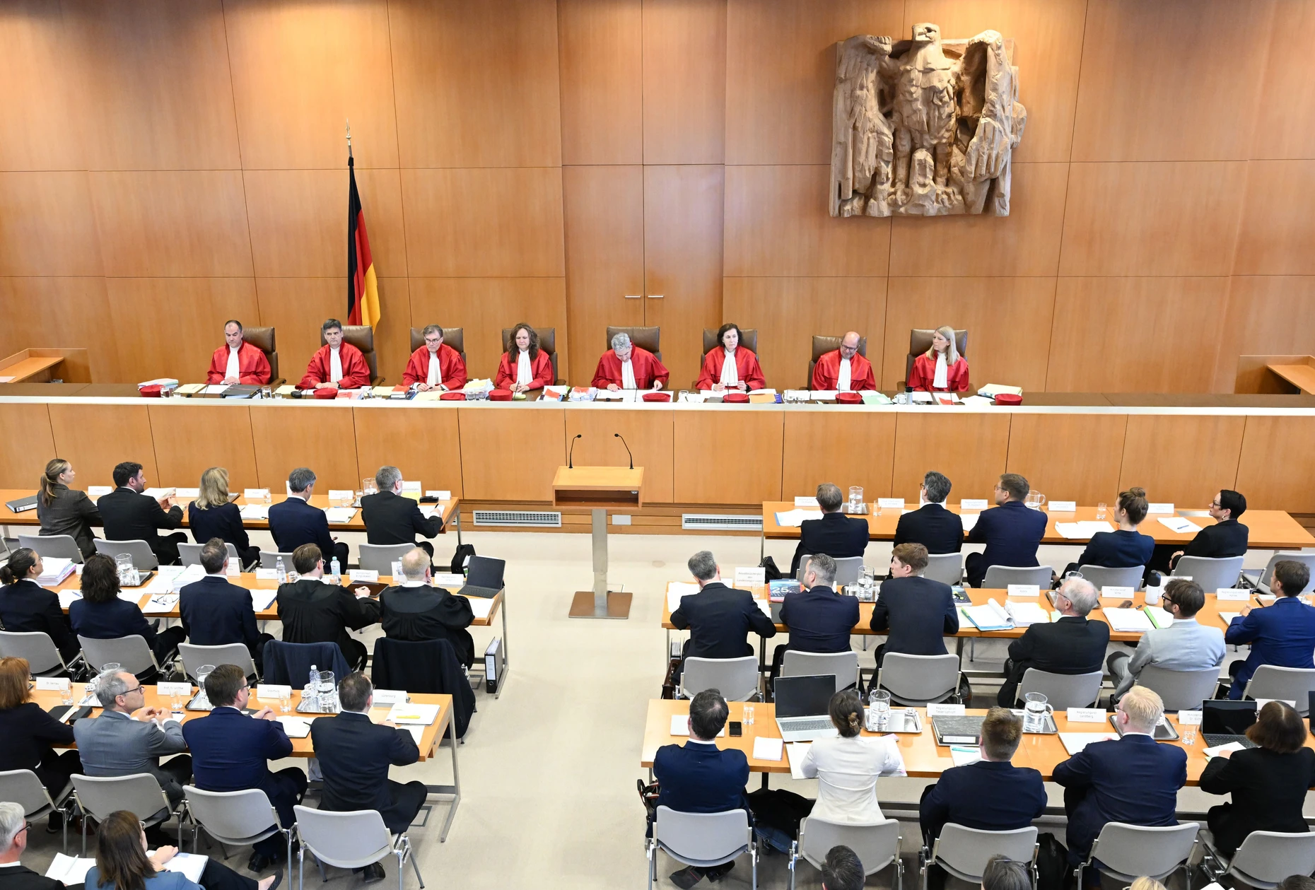 Die Richter des Ersten Senats des Bundesverfassungsgerichts, Günther Spinner (v.l) Martin Eifert, Henning Radkte, Ines Härtel, Stephan Harbarth, Yvonne Ott, Heinrich Amadeus Wolff und Miriam Meßling bei der  Verhandlung.