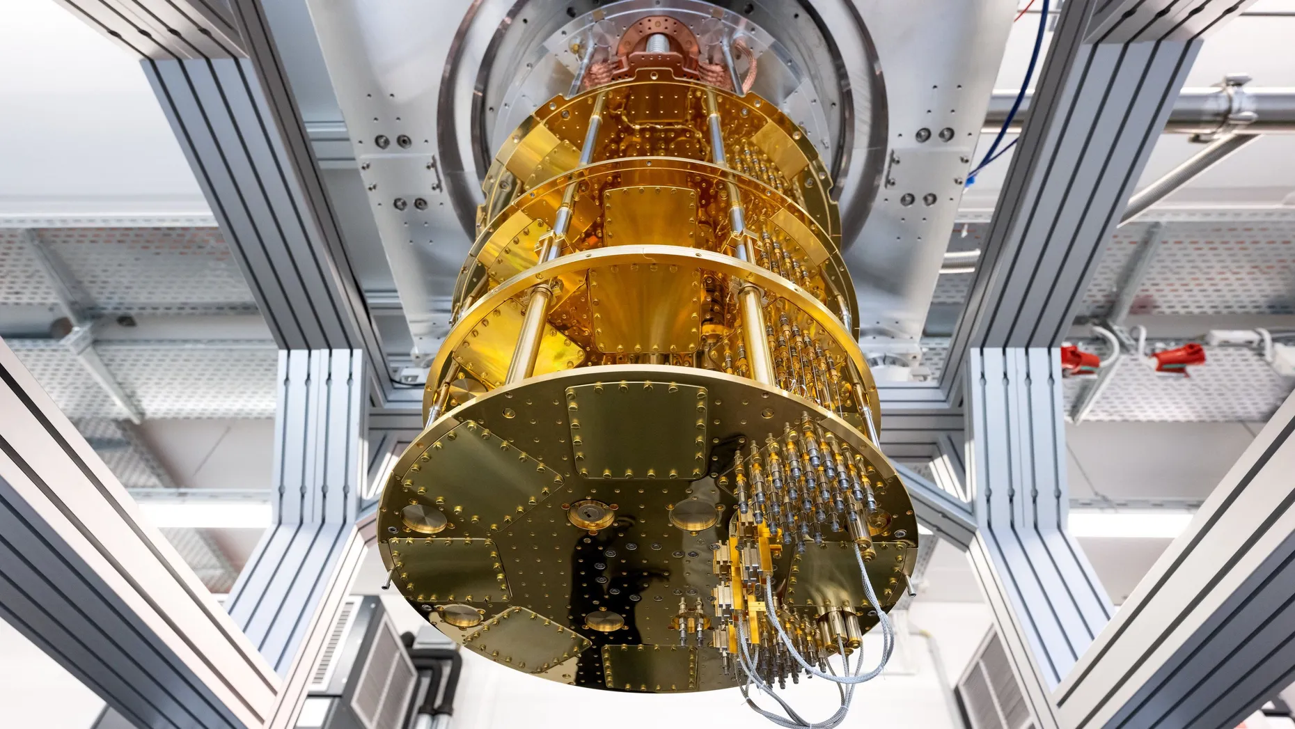 Ein Kryostat von einem Quantencomputer steht bei einem Presserundgang im Leibniz-Rechenzentrum.