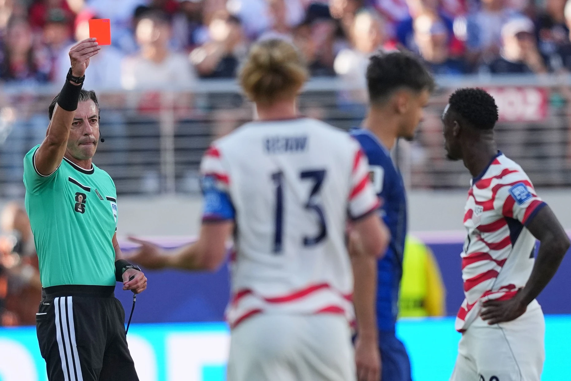 Rot – und doch spielberechtigt: Falorin Balogun im Spiel gegen Bosnien und Hercegovina am 1. Juli in Santa Clara