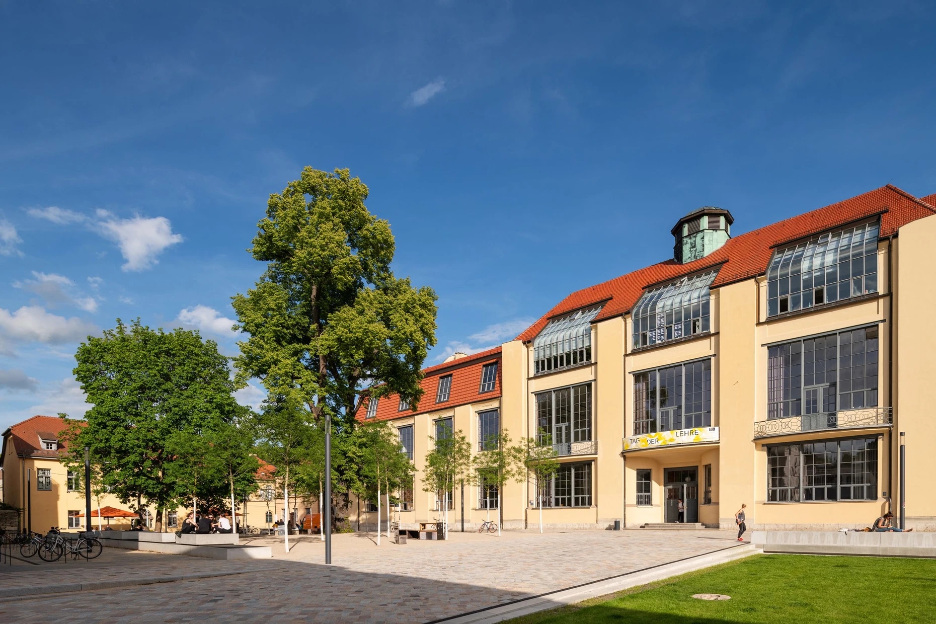 In den Ateliers des Hauptgebäudes der Universität lehrten schon Lyonel Feininger und Paul Klee.