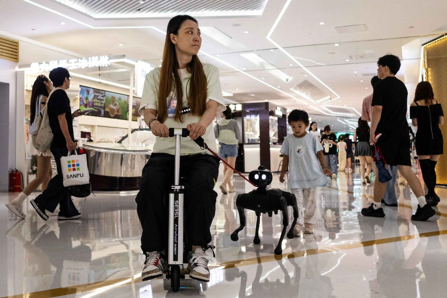 Eine Shopping Mall in China  REUTERS/Maxim Shemetov