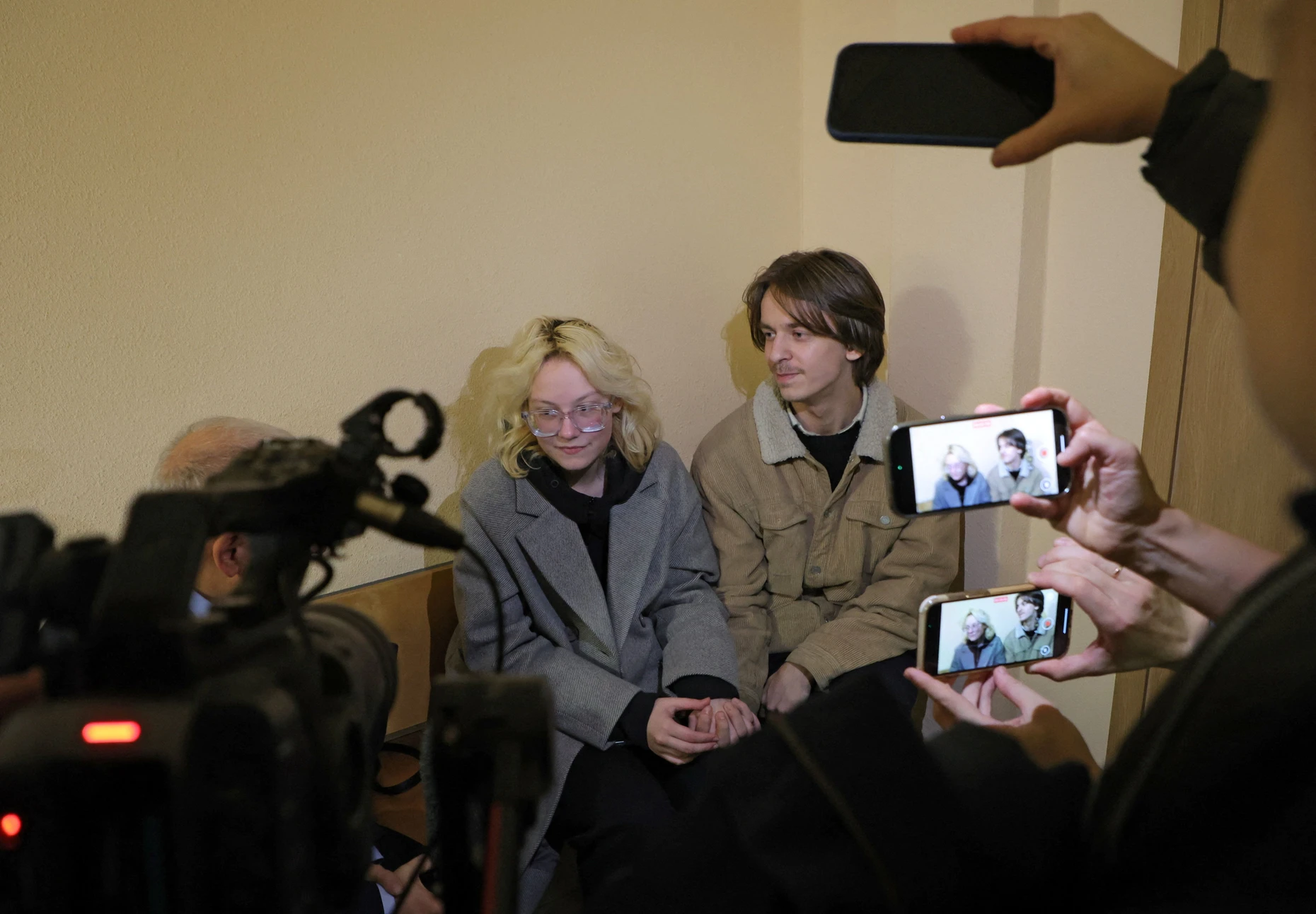 Diana Loginova und  Alexander Orlov vor ihrer Gerichtsanhörung in St. Petersburg am 29. OKtober 2025