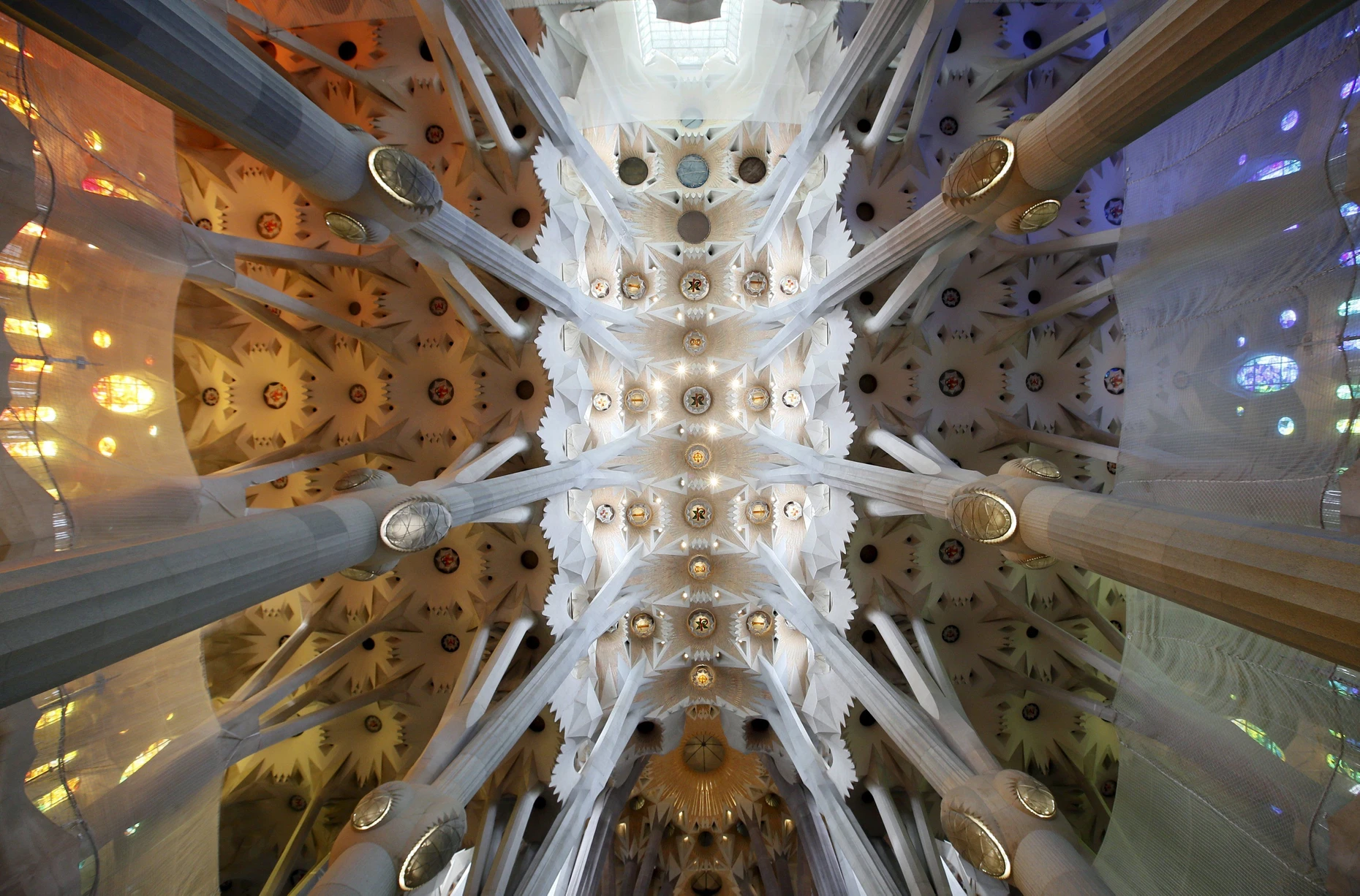 Das Deckengewölbe der Sagrada Família in einer Aufnahme vom Oktober 2015
