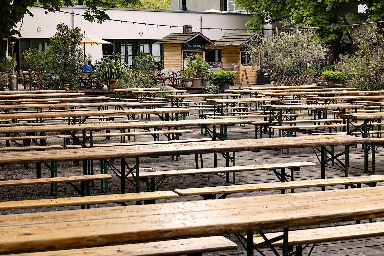 Café-Restaurant und Biergarten mit vielen Plätzen draußen – das passt zur Corona-Zeit.