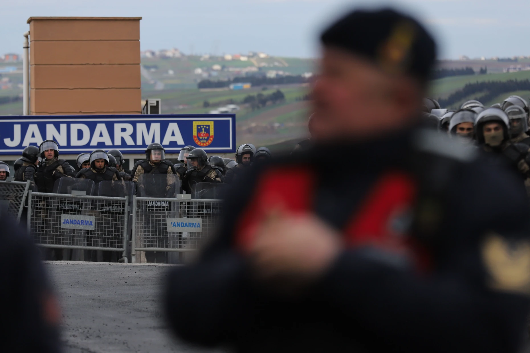 Türkische Sicherheitskräfte stehen Wache vor dem Silivri-Gefängnis.