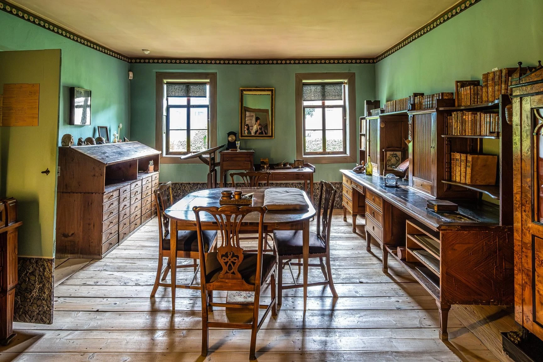 Posthume Imagepflege: Goethes Arbeitszimmer soll aussehen, als habe hier ein einsames Genie gearbeitet.