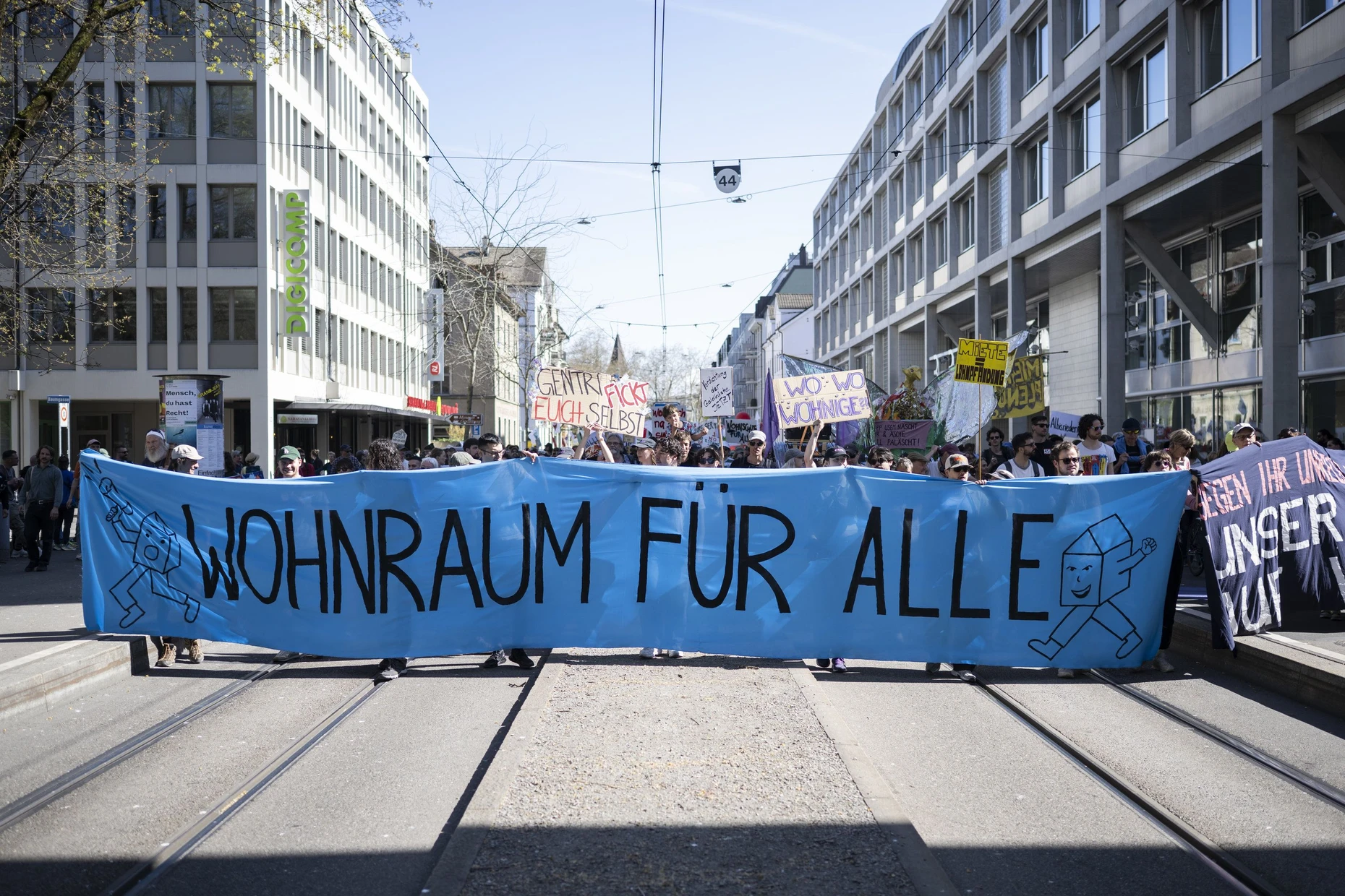 Mehrere tausend Personen demonstrieren in Zürich für mehr bezahlbaren Wohnraum, aufgenommen im April 2025