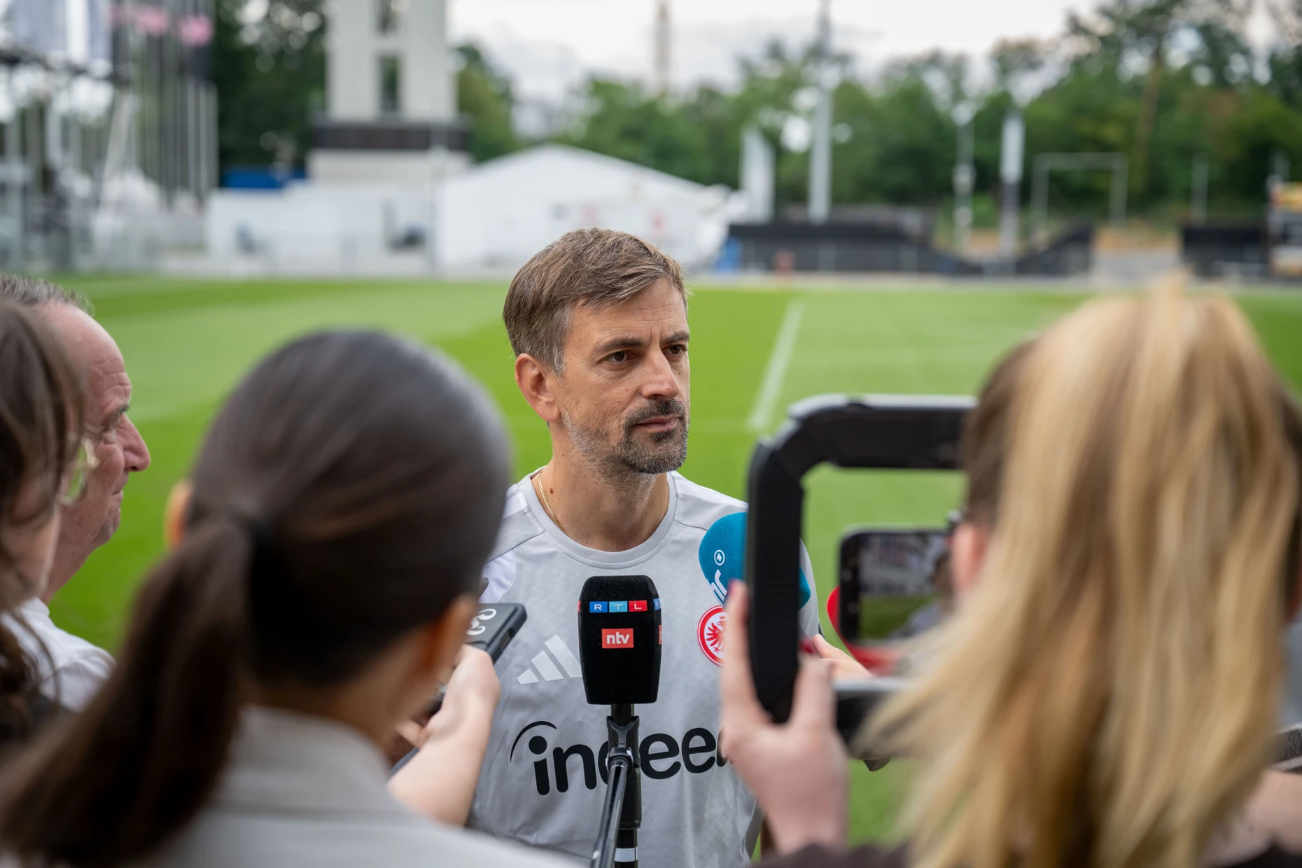 Will sich nicht in die Karten schauen lassen: Cheftrainer Niko Arnautis möchte zunächst Eindrücke sammeln.