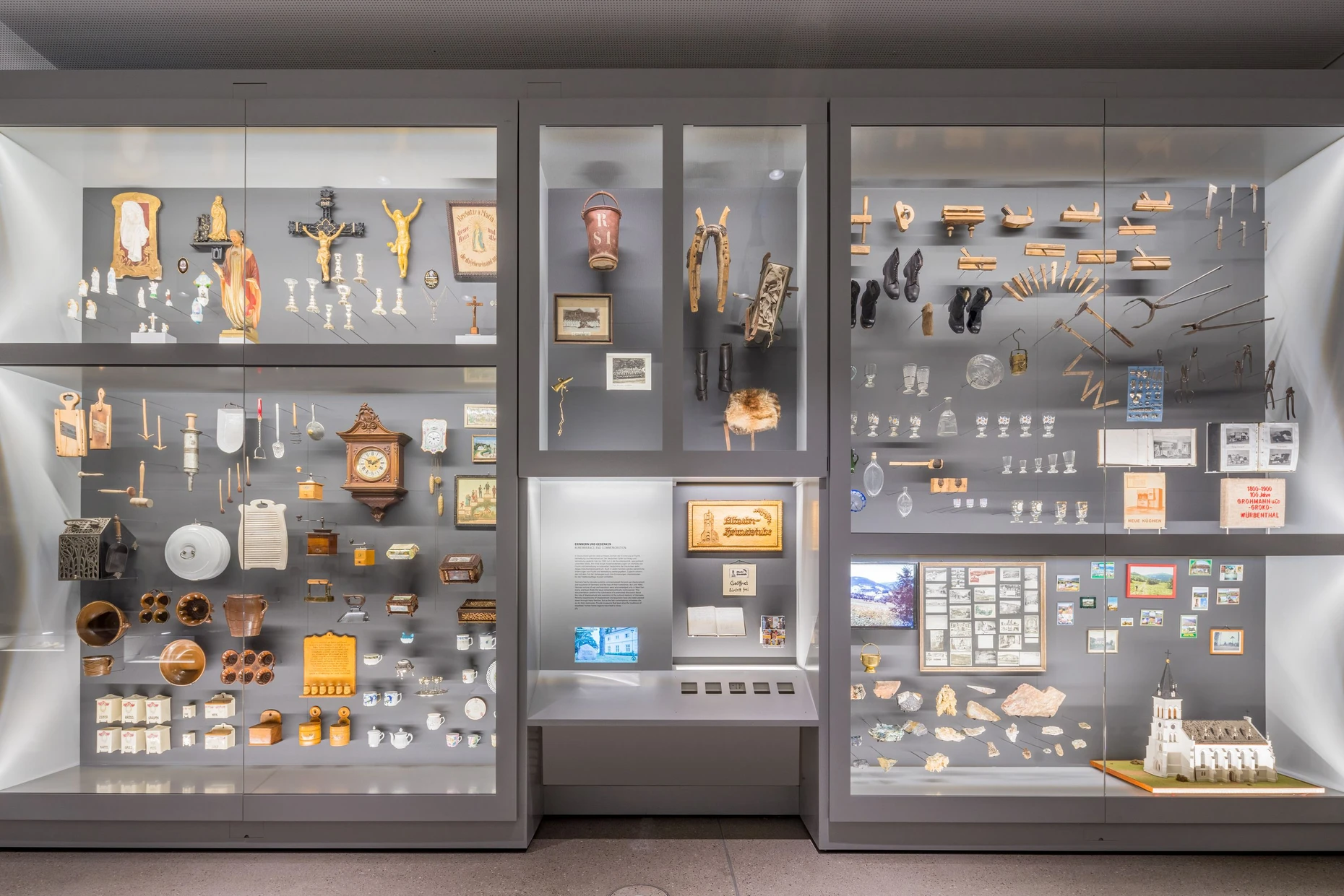 Eine Vitrine der Dauerausstellung des Dokumentationszentrums in Berlin.