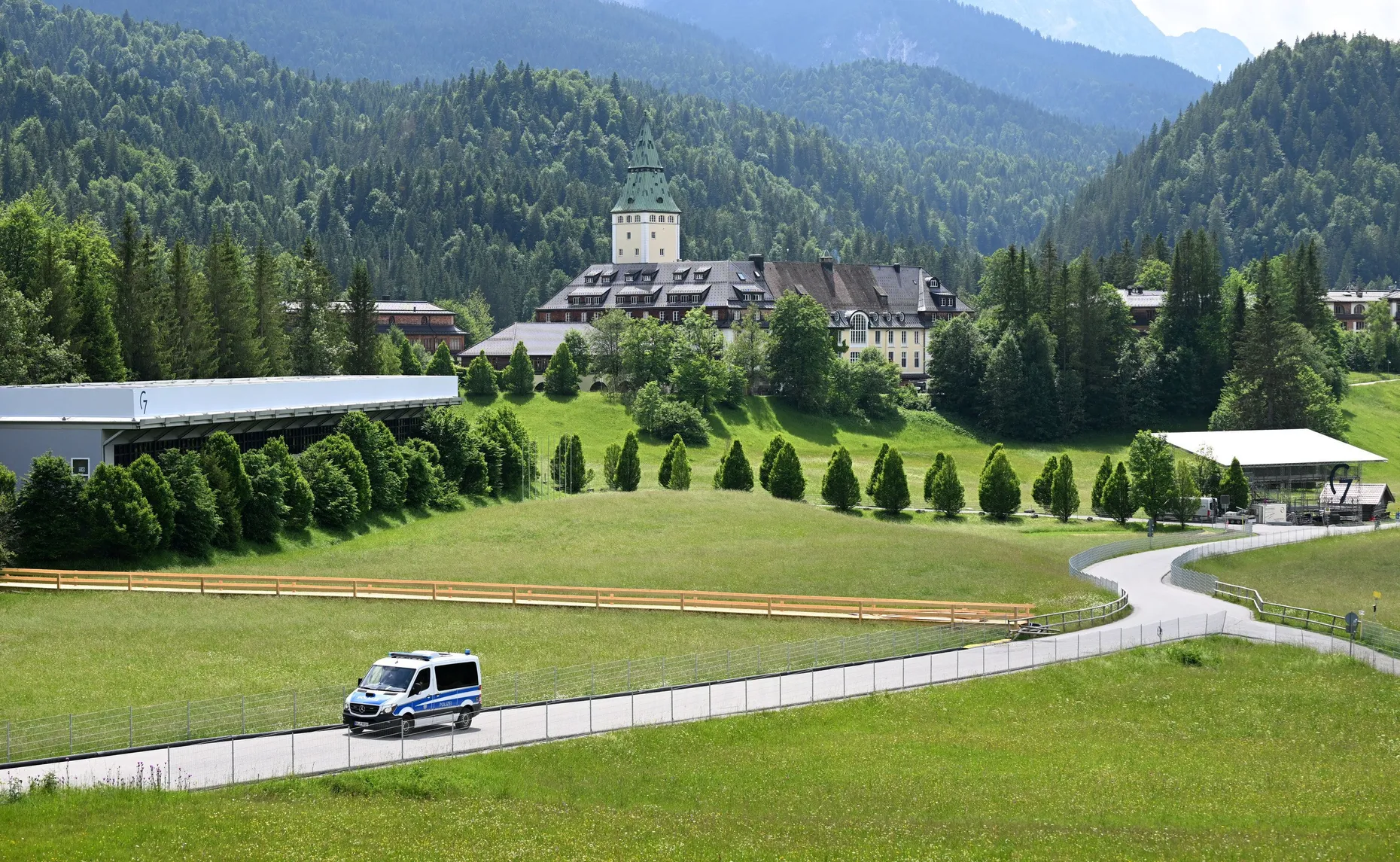 Schloss Elmau oberhalb der Ortschaft Klais in Bayern: Dort findet der G7-Gipfel statt.
