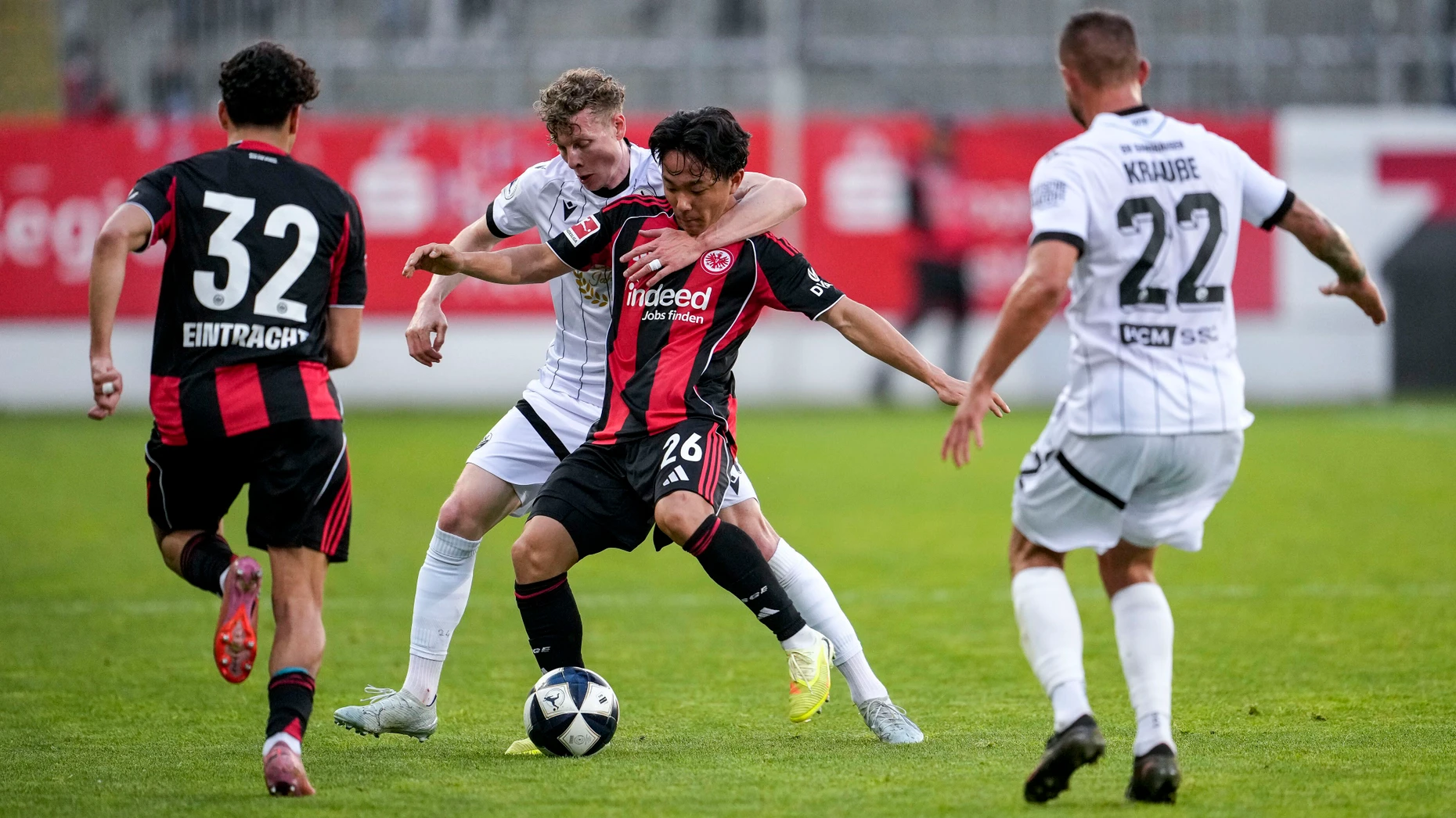 Kampfstark: Kosugi im Zweikampf bei einem Testspiel