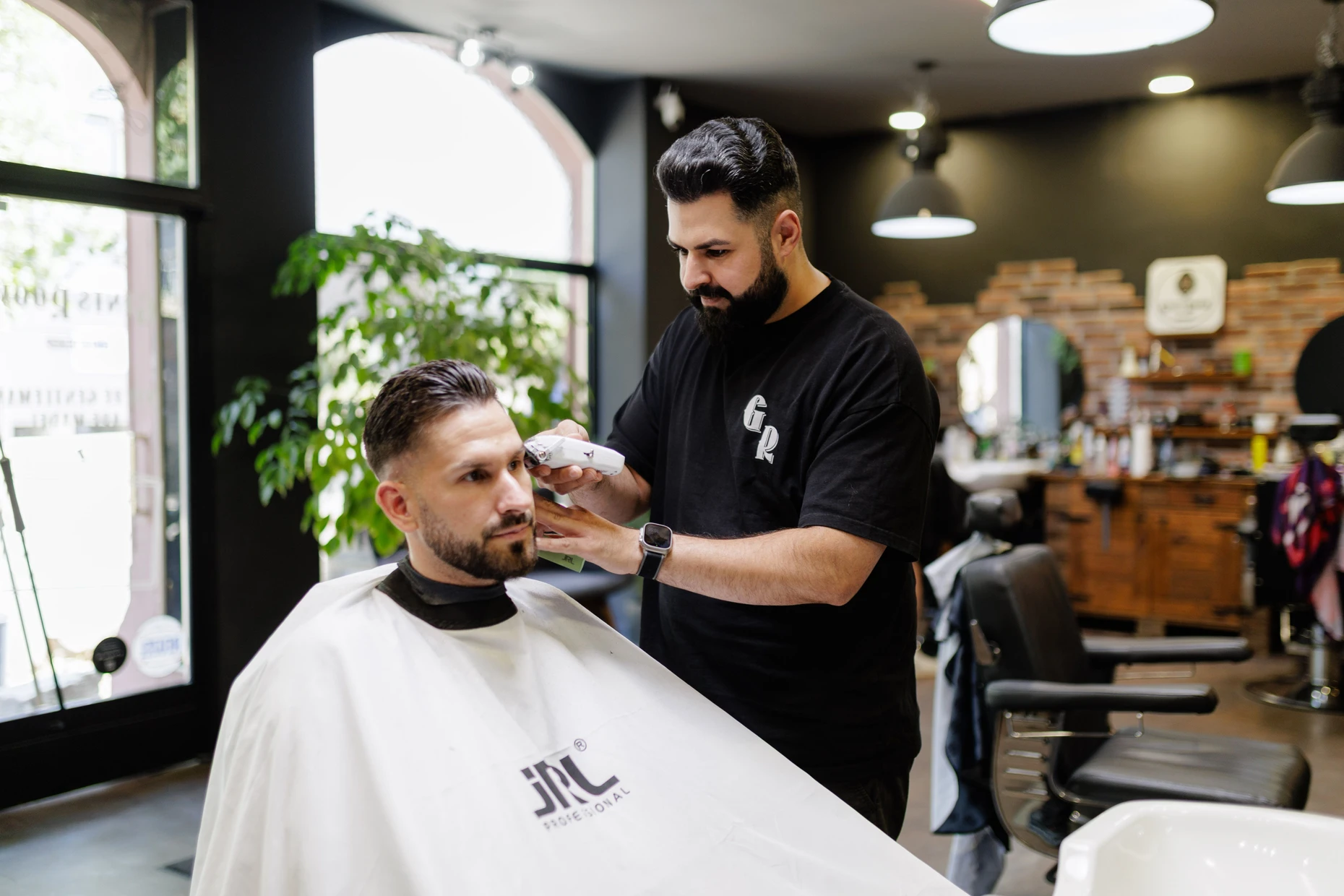 Kühlen Kopf bewahren: Ayaz Cakmak im Darmstädter Gents Room Barbershop setzt bei Sommerhitze auf die richtige Abkühlung.
