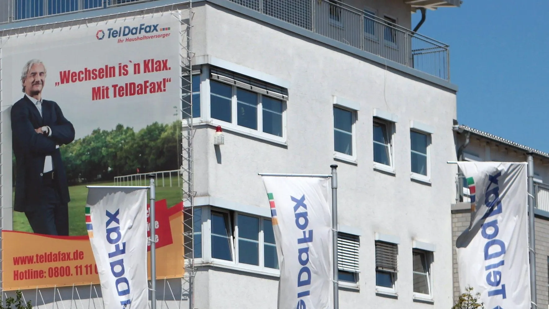 Ein Polizeiwagen vor dem früheren Unternehmenssitz von Teldafax in Troisdorf bei Bonn