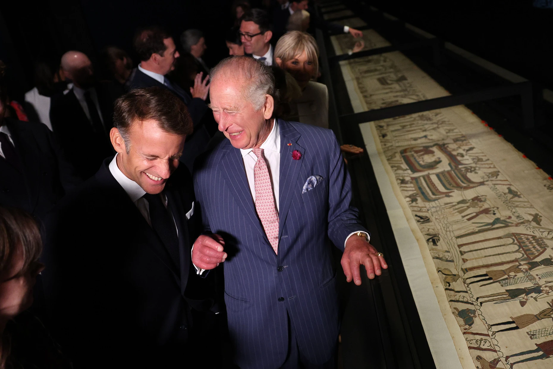 Macron und Charles vor dem Wandteppich im British Museum am Mittwoch