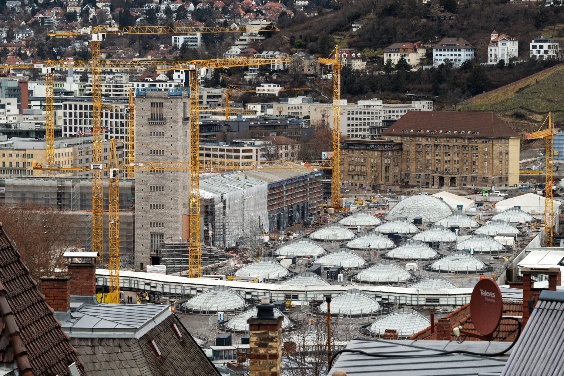 Die Stuttgart-21-Baustelle im Februar 2026 aus der Entfernung.