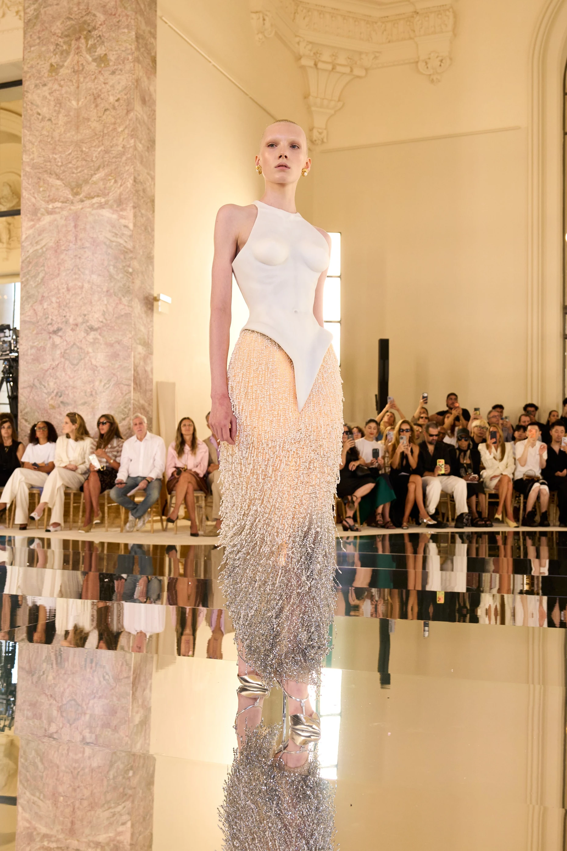 Morgens auf dem Laufsteg in Paris, abends bei der Filmpremiere in London: Kleid von Schiaparelli