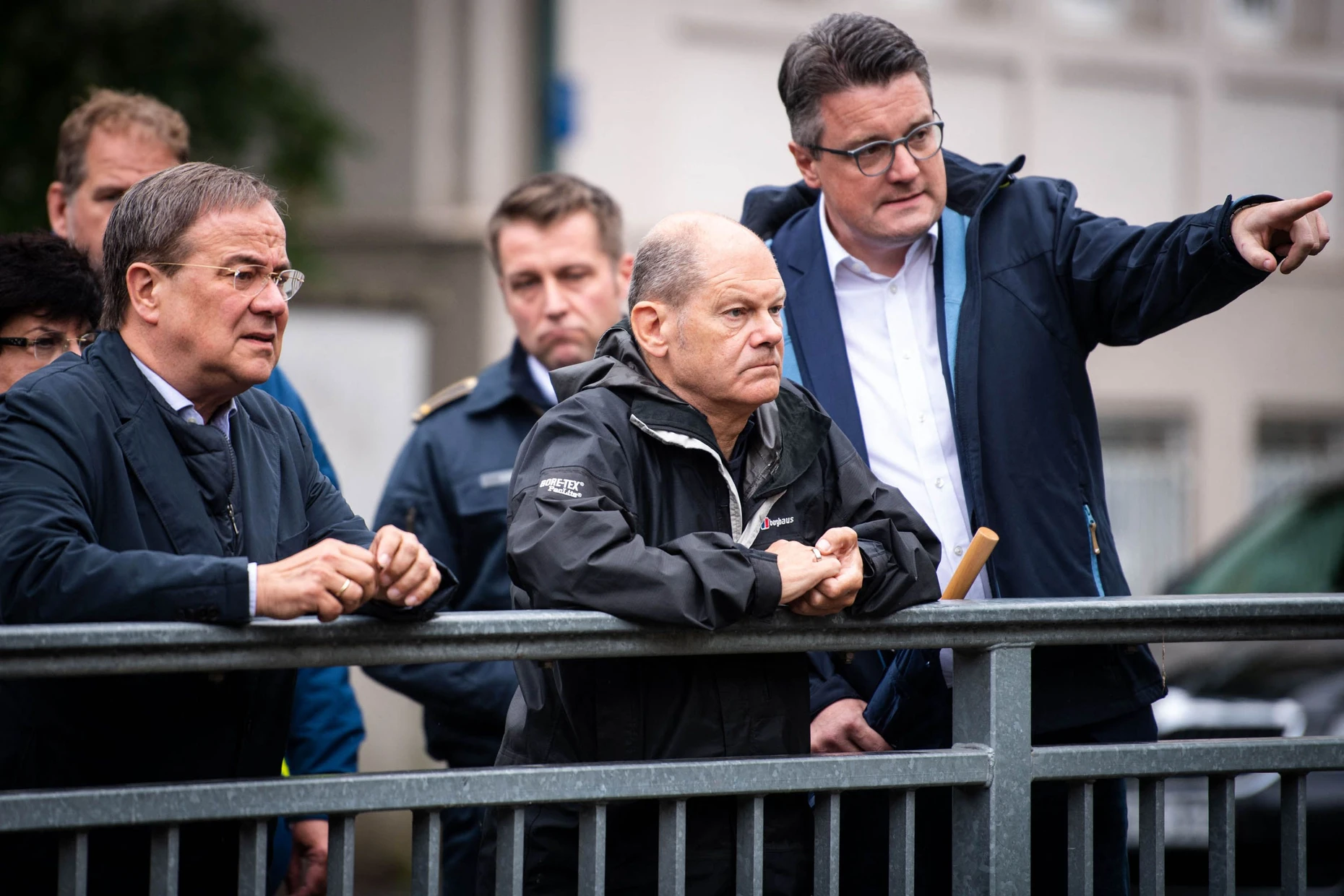 Der damalige Bundesfinanzminister und Vizekanzler Olaf Scholz (Mitte) und der damalige nordrhein-westfälische Ministerpräsident Armin Laschet (links) am 3. August 2021 in Stolberg