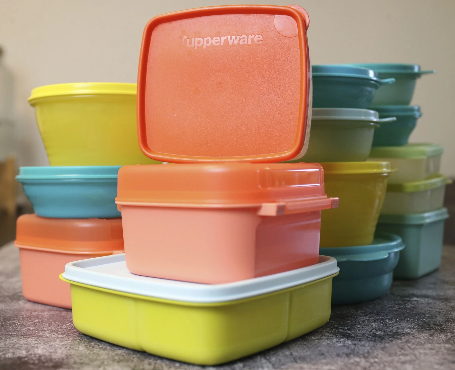 Tupperware ist Kindheit aus der Schublade in der Küche