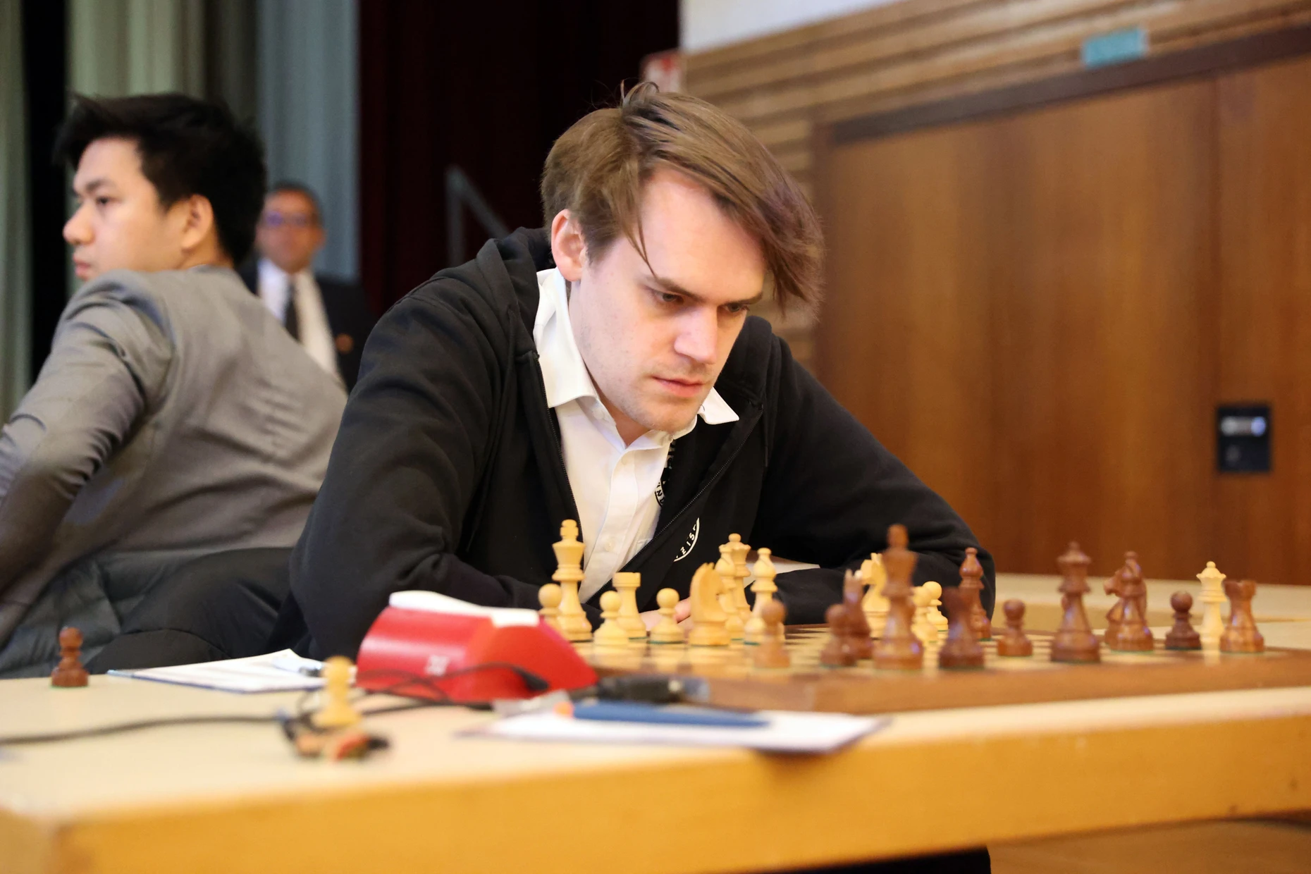 „Er hat grottenschlecht gespielt“: Der Bielefelder Matthias Blübaum (im Bild) schlägt van Foreest.