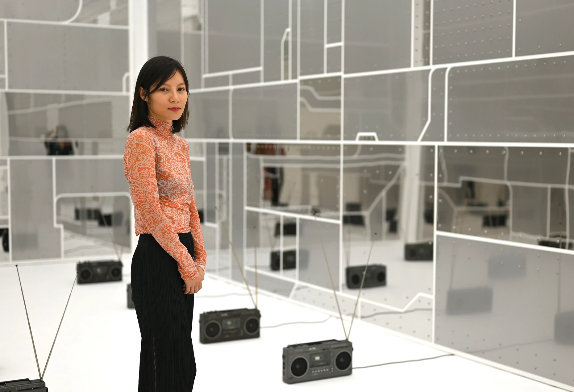 Die Berliner Künstlerin Sung Tieu, die 2021 den Publikumspreis der Nationalgalerie gewann und 2026 den Deutschen Pavillon auf der Biennale von Venedig mitgestaltete, verarbeitet in ihrem Werk die Geschichte der vietnamesischen Vertragsarbeiter in Gestalt von Warenfetischen.