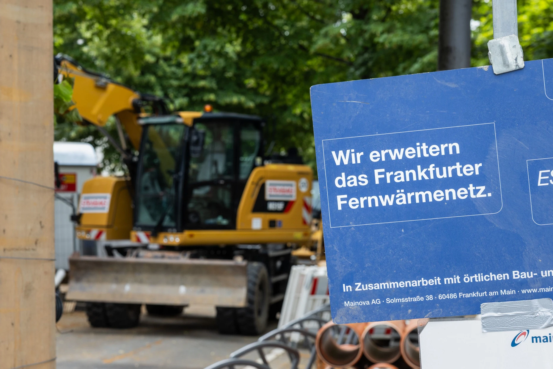 Im Gallus wird auf einer Baustelle das Fernwärmenetz der Mainova erweitert. Aufgenommen am 17. Juni 2026 in Frankfurt.