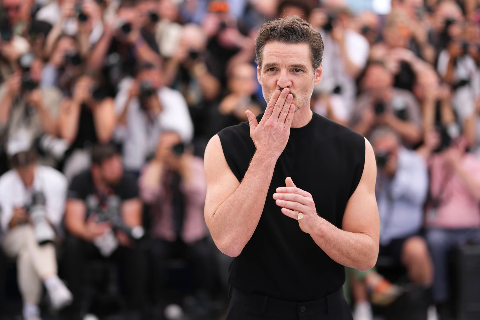 Talentiert und modisch experimentierfreudig: Pedro Pascal wird in Cannes nicht nur wegen seines ärmellosen Shirts gefeiert.