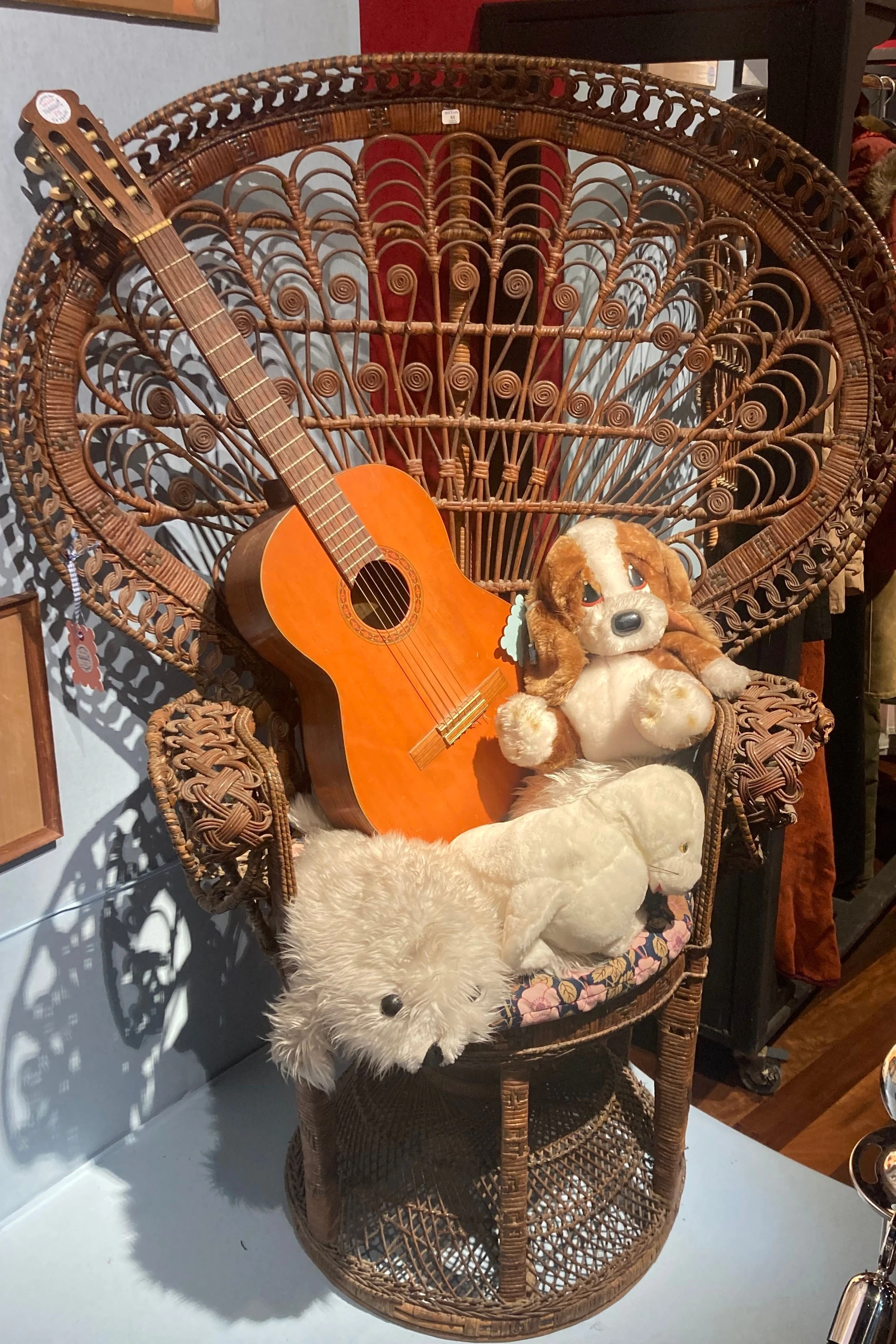 Teurer Krempel, weil er der Bardot gehörte: Eine Gitarre, ein Korbsessel und diverse Plüschtiere waren ebenfalls Teil der Auktion.