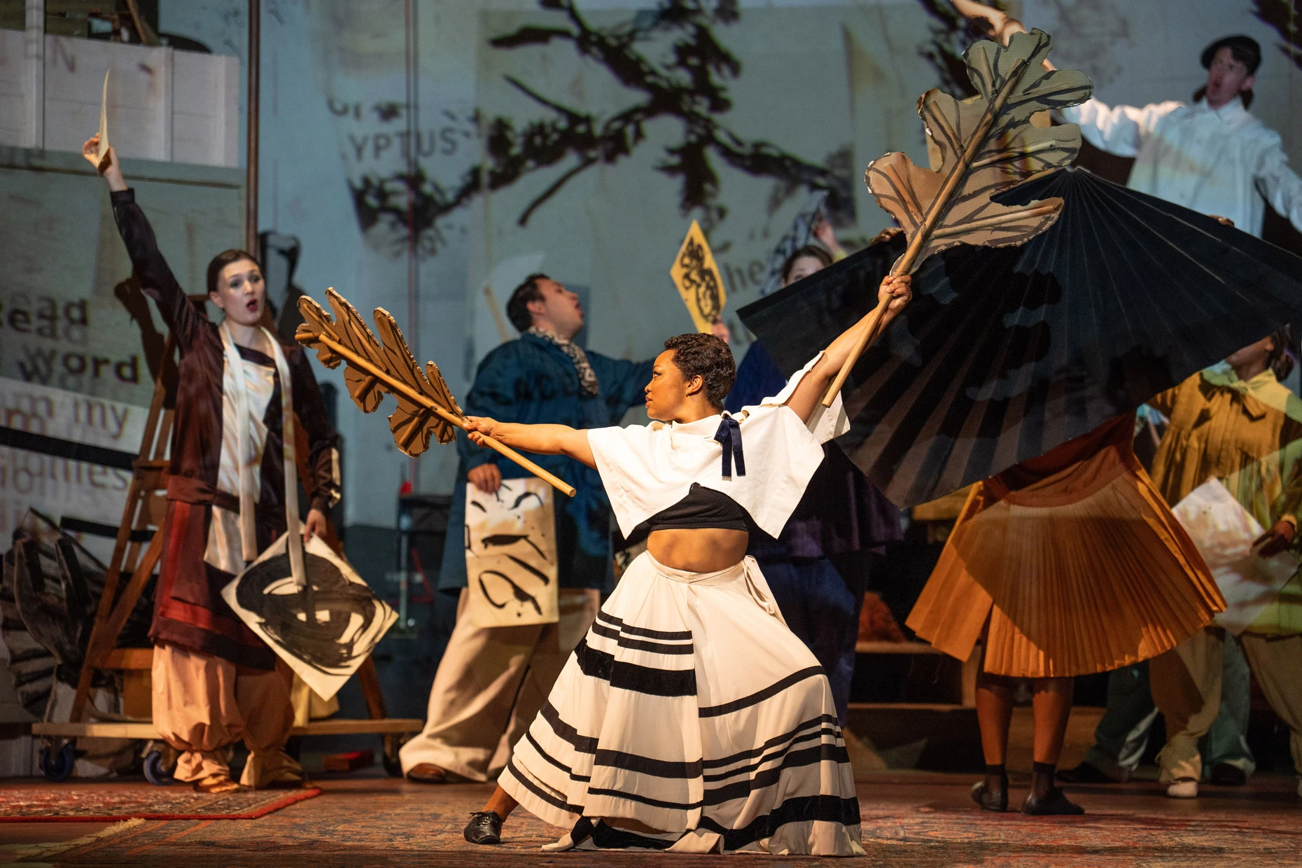Euridice (getanzt von Roseline Wilkens) und Mitglieder des Glyndebourne Chorus in „L’Orfeo“ in Glyndebourne