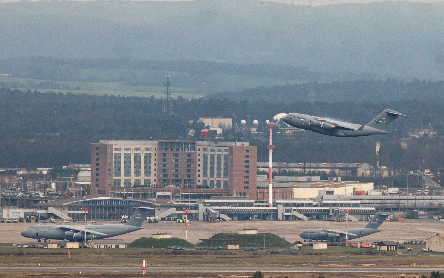 Eine Verfassungsbeschwerde zu Drohneneinsätzen unter Nutzung der Airbase Ramstein blieb 2025 erfolglos.