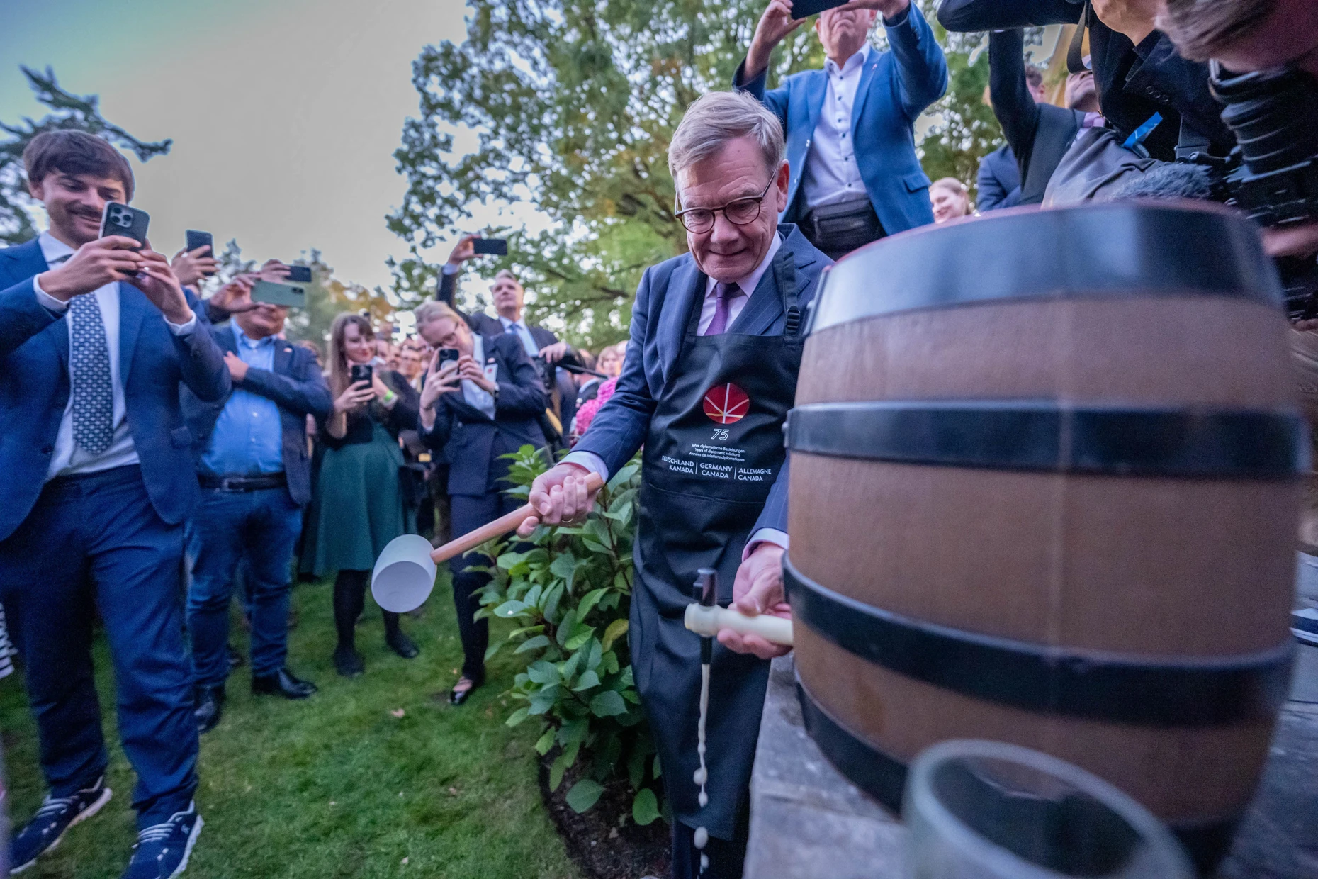 Johann Wadephul beim Fassanstich im Garten der Residenz des deutschen Botschafters in Ottawa