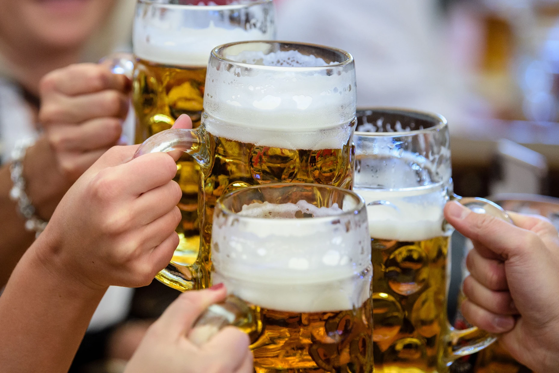 Das Bier im Blick behalten: Ob jemand K.-o.-Tropfen ins Glas geschüttet hat, sieht man dem Getränk nicht an. Schmecken kann man es auch nicht. Selbsttests können manche Substanzen erkennen, doch das Ergebnis gilt immer nur für den Test-Zeitpunkt. Man müsste also mehrmals nachtesten, ob jemand etwas in die Maß geschüttet hat.