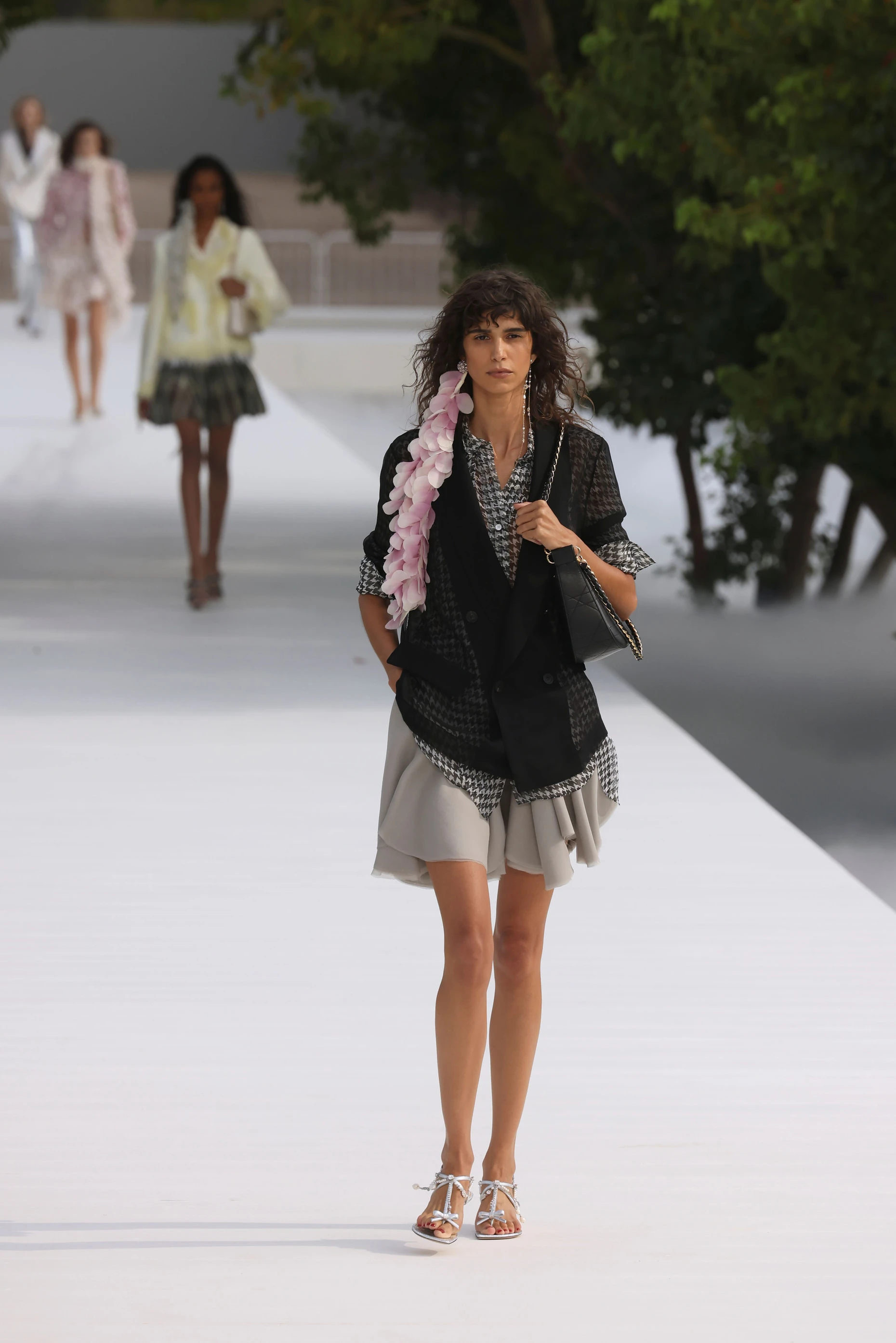 Aus Chiffon: Jonathan Anderson zeigt bei Dior besonders leichte Blazer.