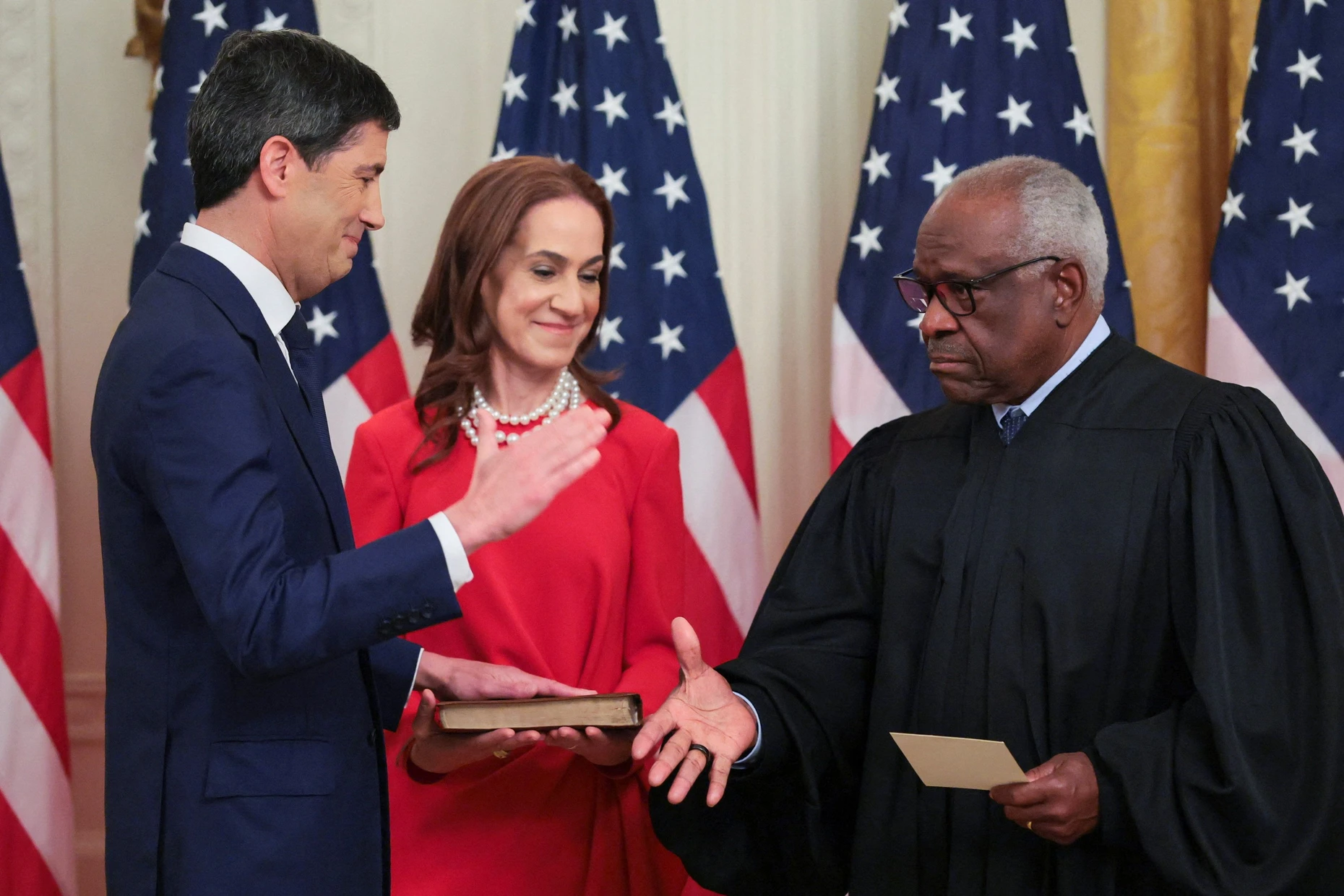 Clarence Thomas, der dienstälteste Richter am Obersten Gerichtshof, nahm am 22. Mai 2026 dem neuen Notenbankchef Kevin Warsh im Weißen Haus den Amtseid ab.