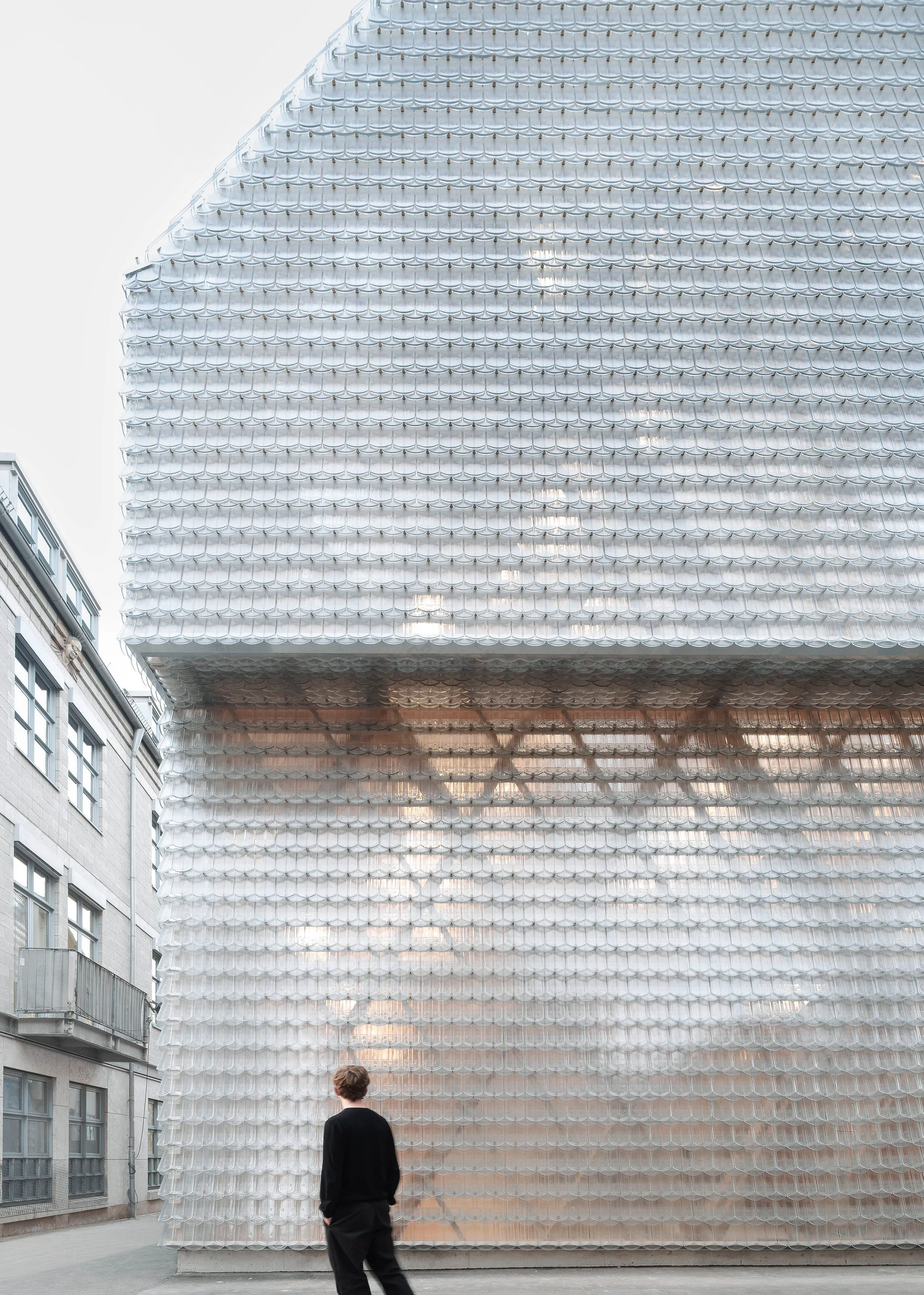 Durchblick: Abhängig von den Lichtverhältnissen ist die Fassade mehr oder weniger transparent.