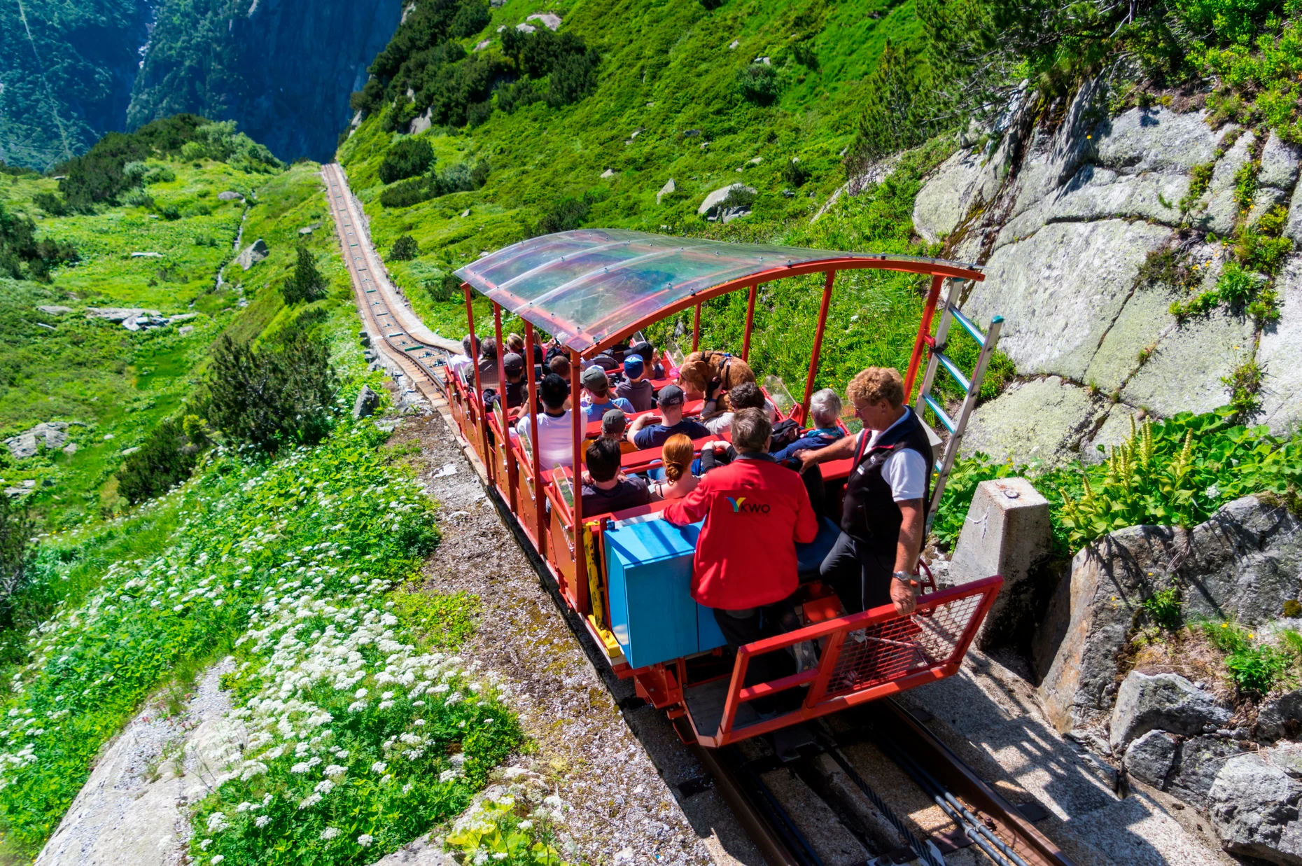Mit der Gelmerbahn sollten nur schwindelfreie Abenteurer mitfahren.