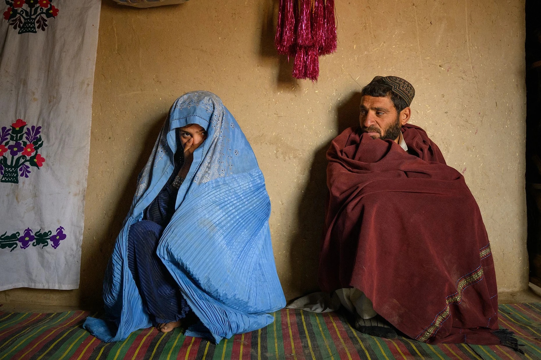 Bulbul (14) sitzt neben ihrem Vater Mansour (35). Sie ist schwanger von dem 45-jährigen Mann, an den sie ihr Vater verheiratet hat. Provinz Herat, Afghanistan, März 2026