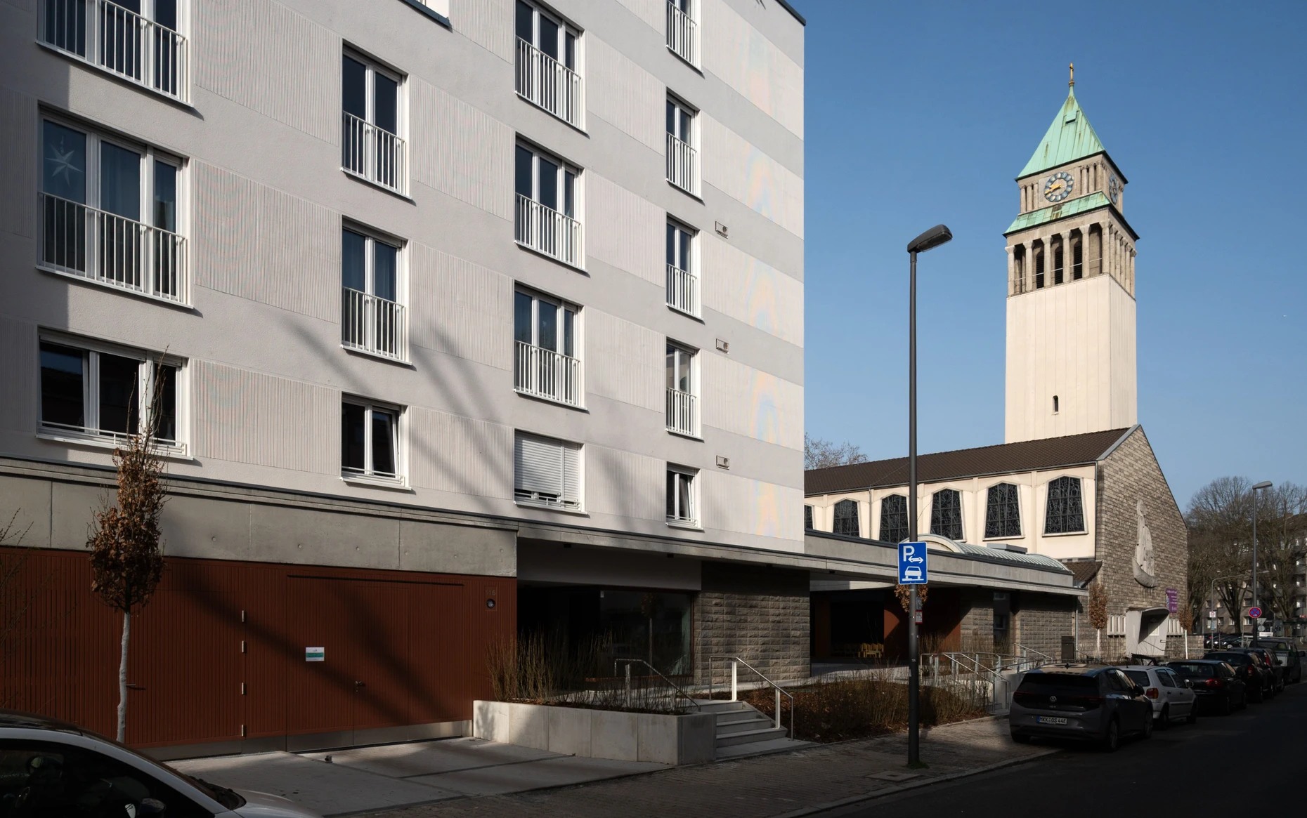 Preiswürdiges Ensemble: Das neue Wohnhaus und die alte Kirche sind über das eingeschossige Gemeindezentrum verbunden.