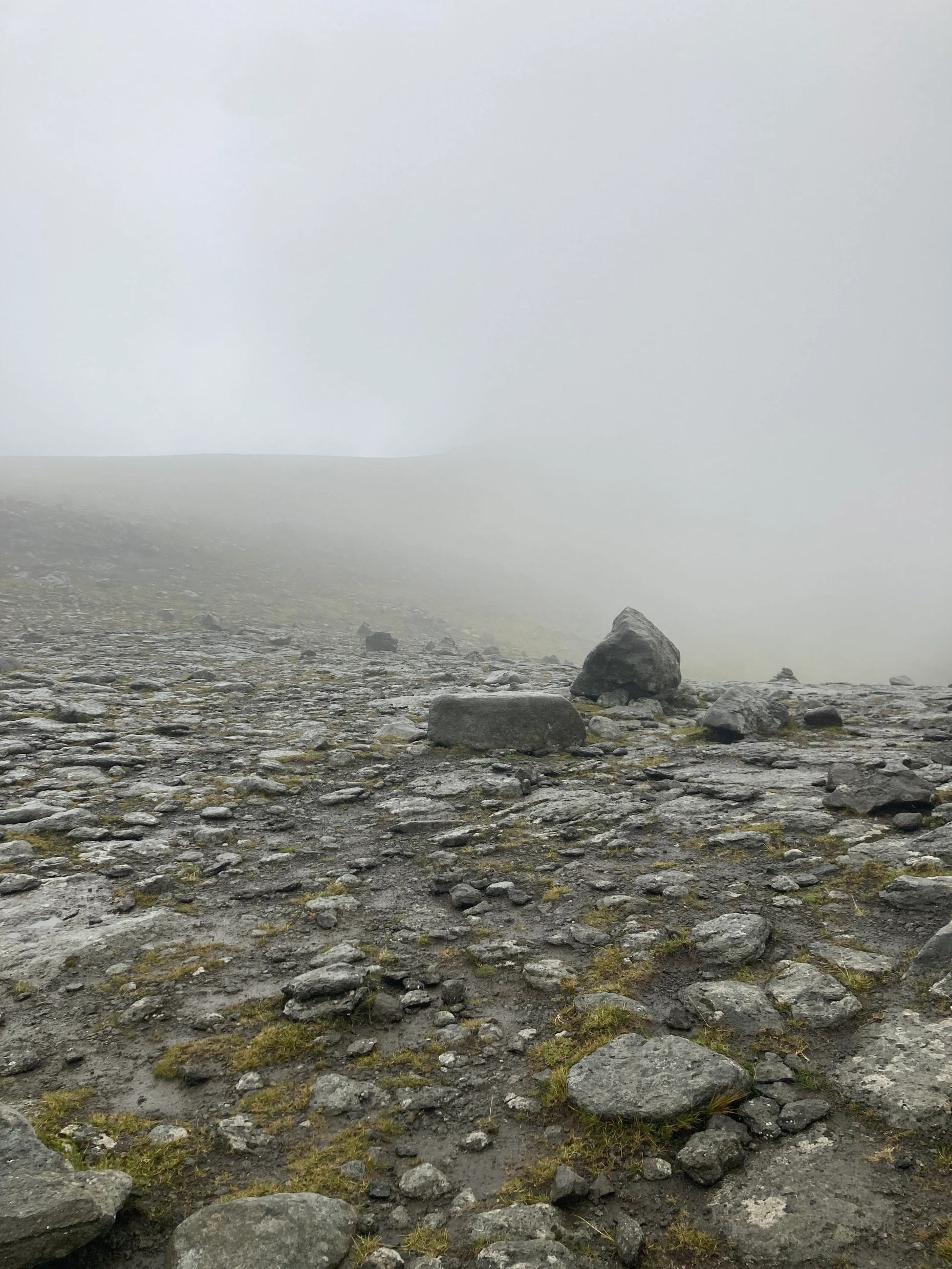 Steine, soweit das Auge blickt – im Nebel.