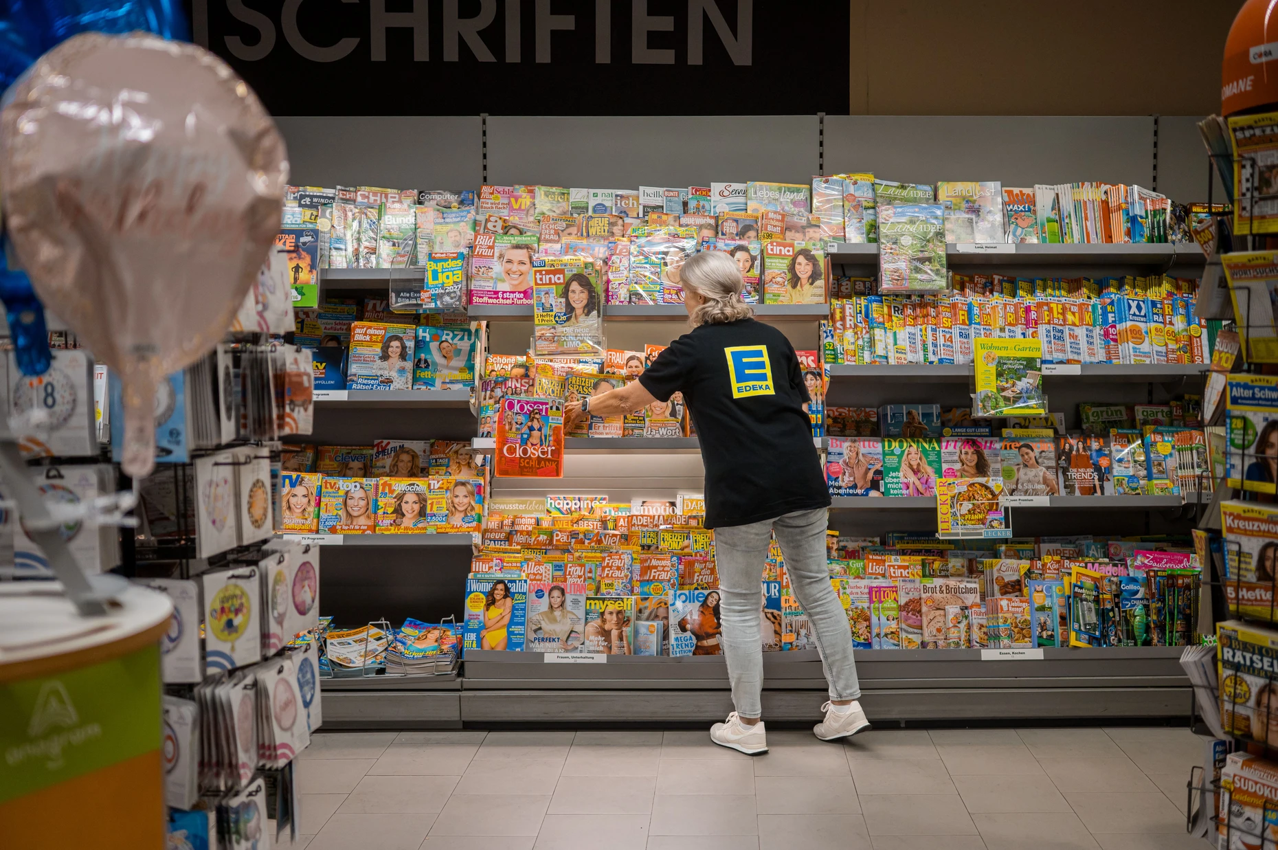 Während des „Verräumens“: Neben Zeitschriften ist Sabine Adolphs für Süßigkeiten zuständig.
