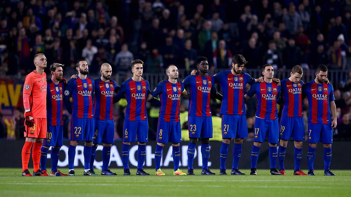 Der FC Barcelona hat den von einem schweren Flugzeugunglück getroffenen brasilianischen Erstligaklub zu einem Freundschaftsspiel in die katalanische Metropole eingeladen. Die Partie solle im kommenden August im Rahmen des sogenannten Joan-Gamper-Turniers im Camp Nou stattfinden, teilten die Blaugrana mit. Barça veranstaltet das Turnier alljährlich vor dem Beginn von La Liga zu Ehren des gleichnamigen Klubgründers. Barcelona wolle mit dem Match die 71 Opfer ehren, die Ende November bei dem Crash in Kolumbien ums Leben gekommen waren, hieß es weiter. Unter den Toten befanden sich 19 Spieler von Chapecoense. Ein offizieller Brief an den Vorstand des südamerikanischen Klubs sei bereits verschickt worden. (dpa)