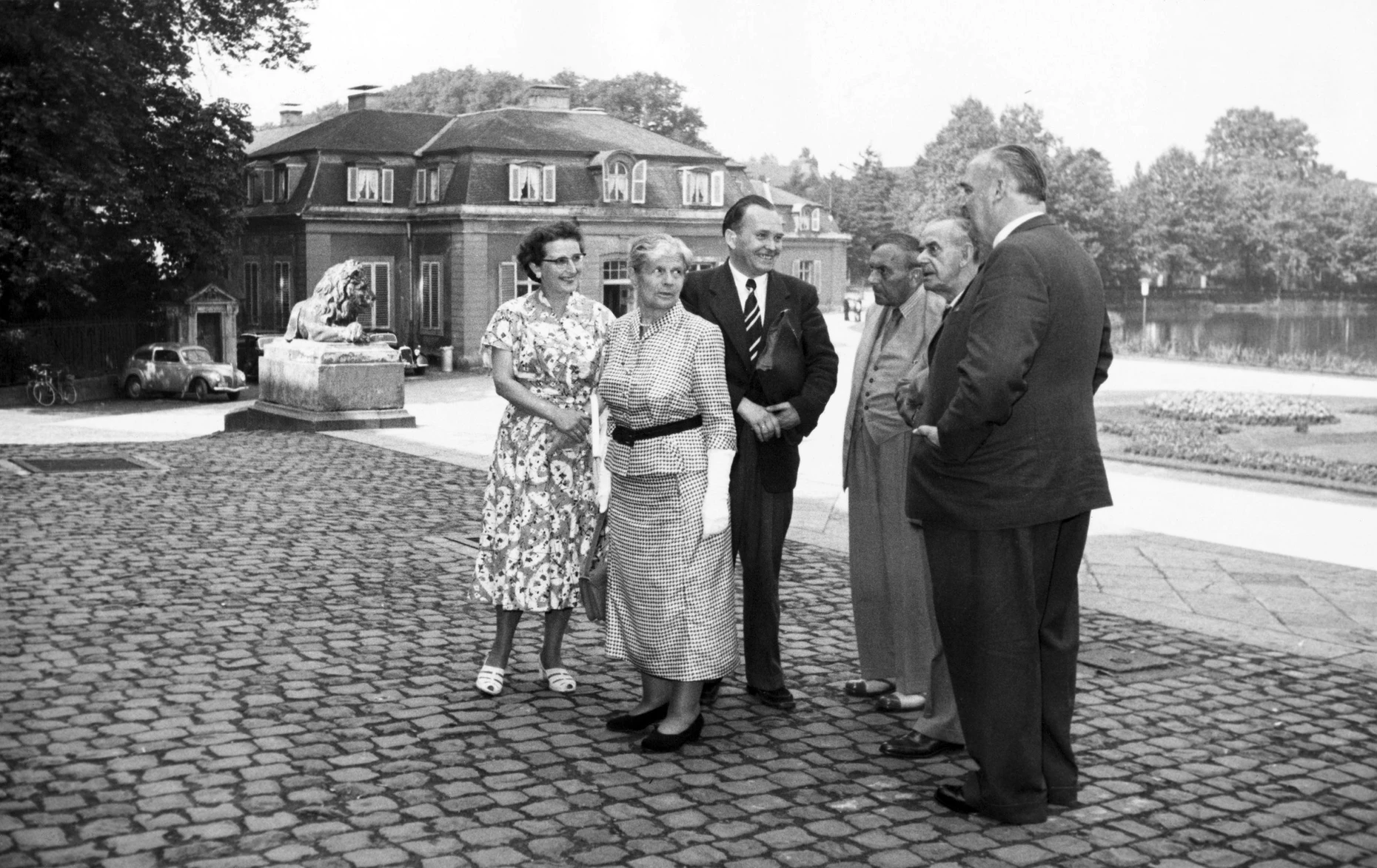 Am 27. August 1954 besuchte Thomas Mann Schloss Benrath bei Düsseldorf mit seiner Frau Katia und dem nordrhein-westfälischen Kultusminister Werner Schütz (rechts). Hier lässt Hans Pleschinski die von ihm erfundene Wiederbegegnung von Thomas Mann und Klaus Heuser spielen, in Nachbildung der Schlussszene von Manns Erzählung „Die Betrogene“.
