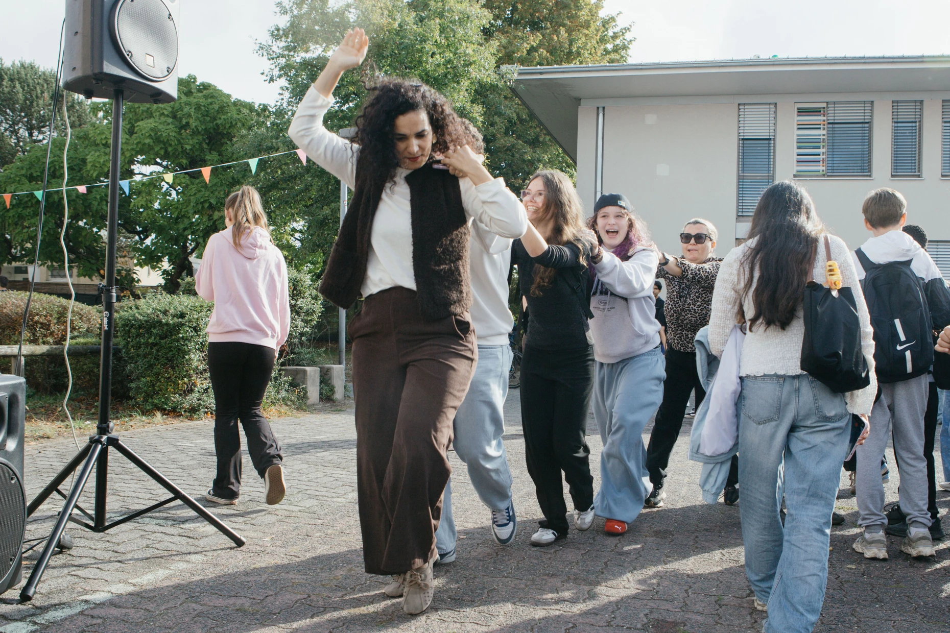 Mitglieder des Kollegiums und Schüler der Bertha-von-Suttner-Schule feiern den Sieg beim Deutschen Schulpreis 2026.