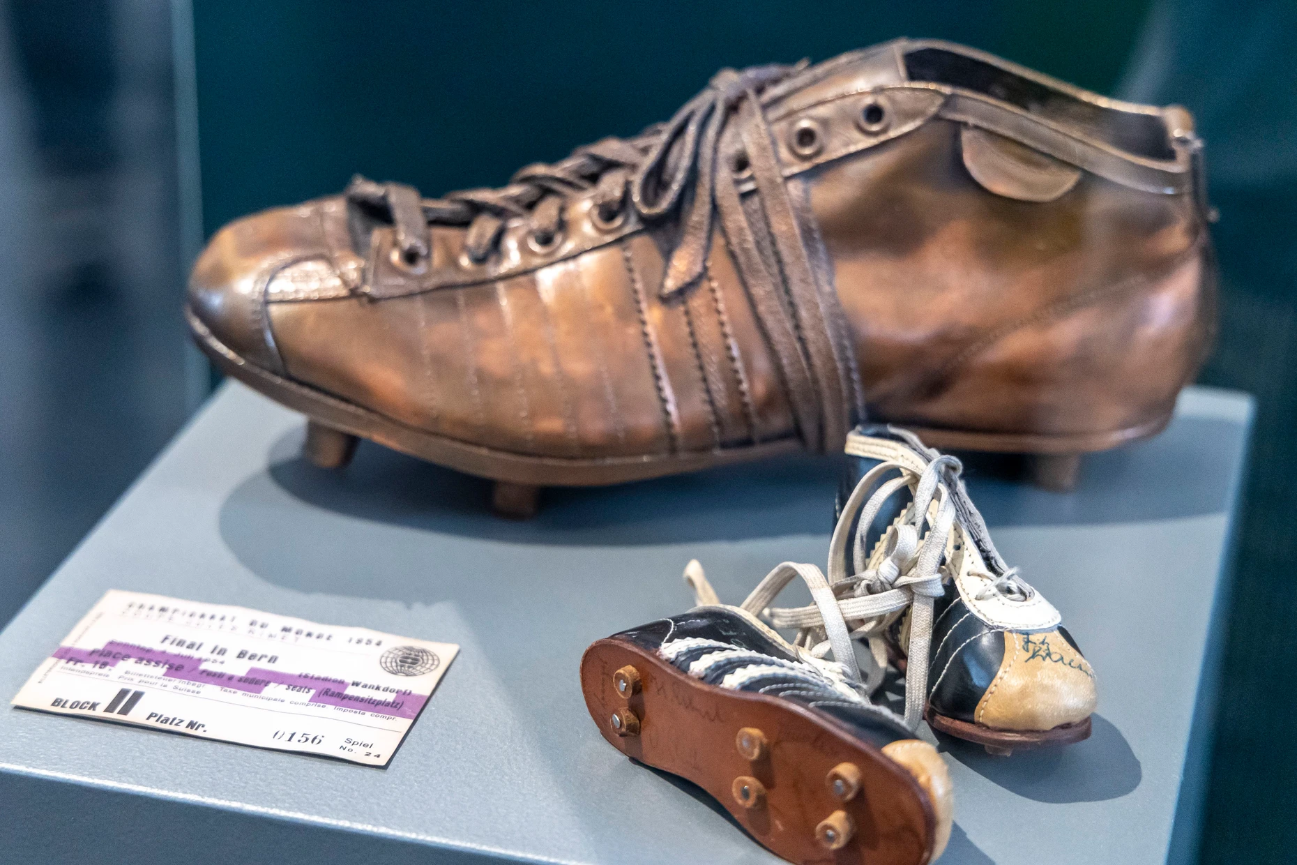 Historisches: ein nachträglich bronzierter Fußballschuh von Fritz Walter und ein Ticket für das WM-Finale 1954 im Berner Wankdorf-Stadion