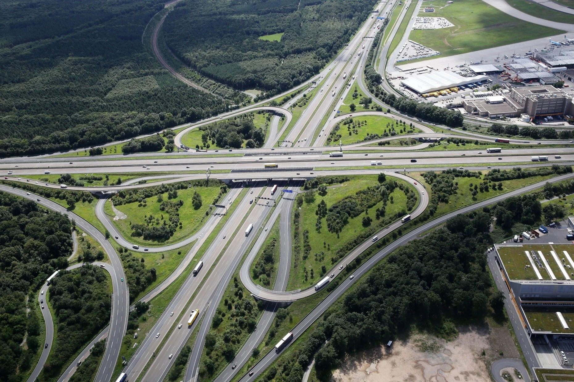 Knotenpunkt: Rund 350.000 Fahrzeuge passieren derzeit jeden Tag das Frankfurter Kreuz.