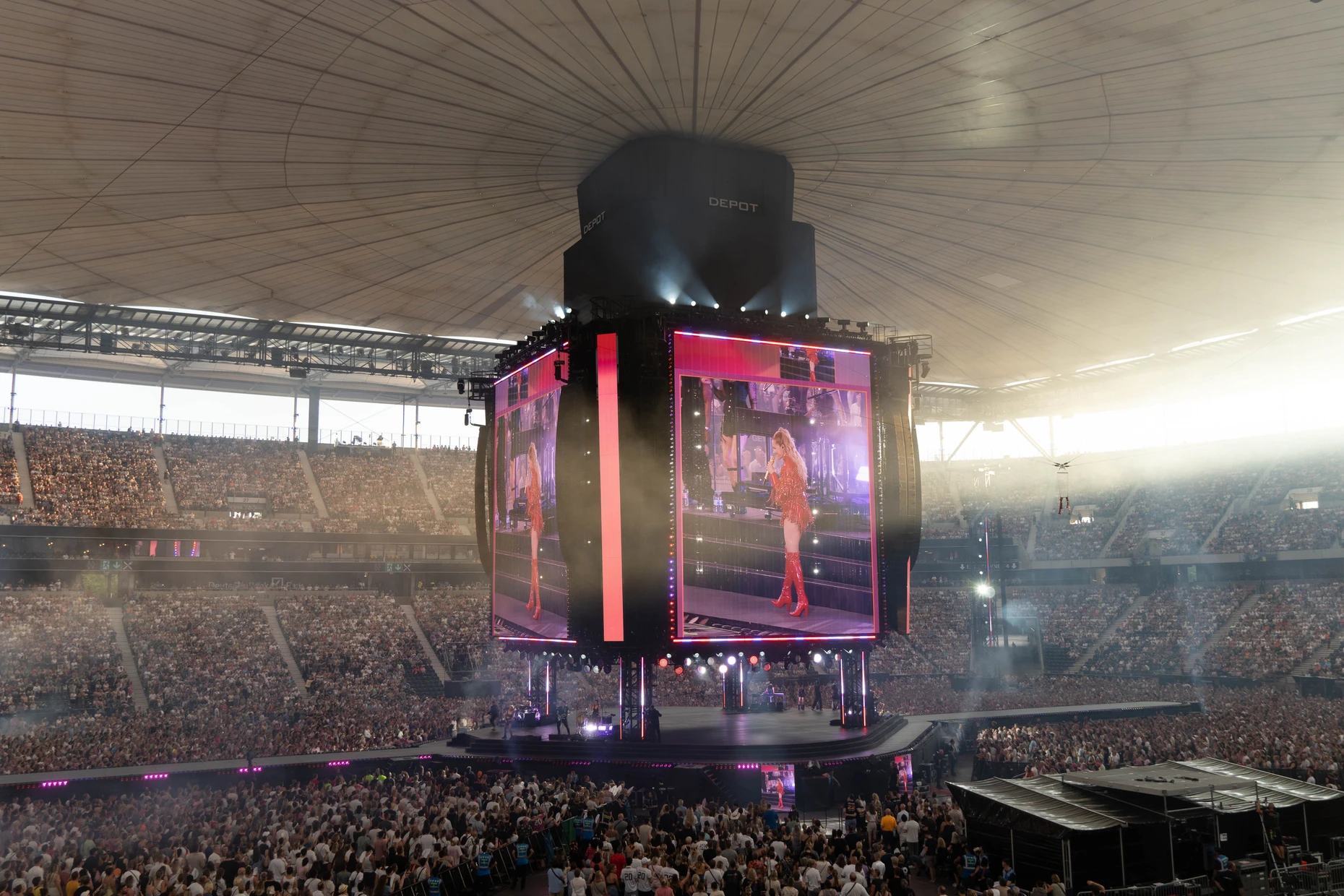 Über der Bühne ist Helene Fischer auch als Avatar zu sehen.