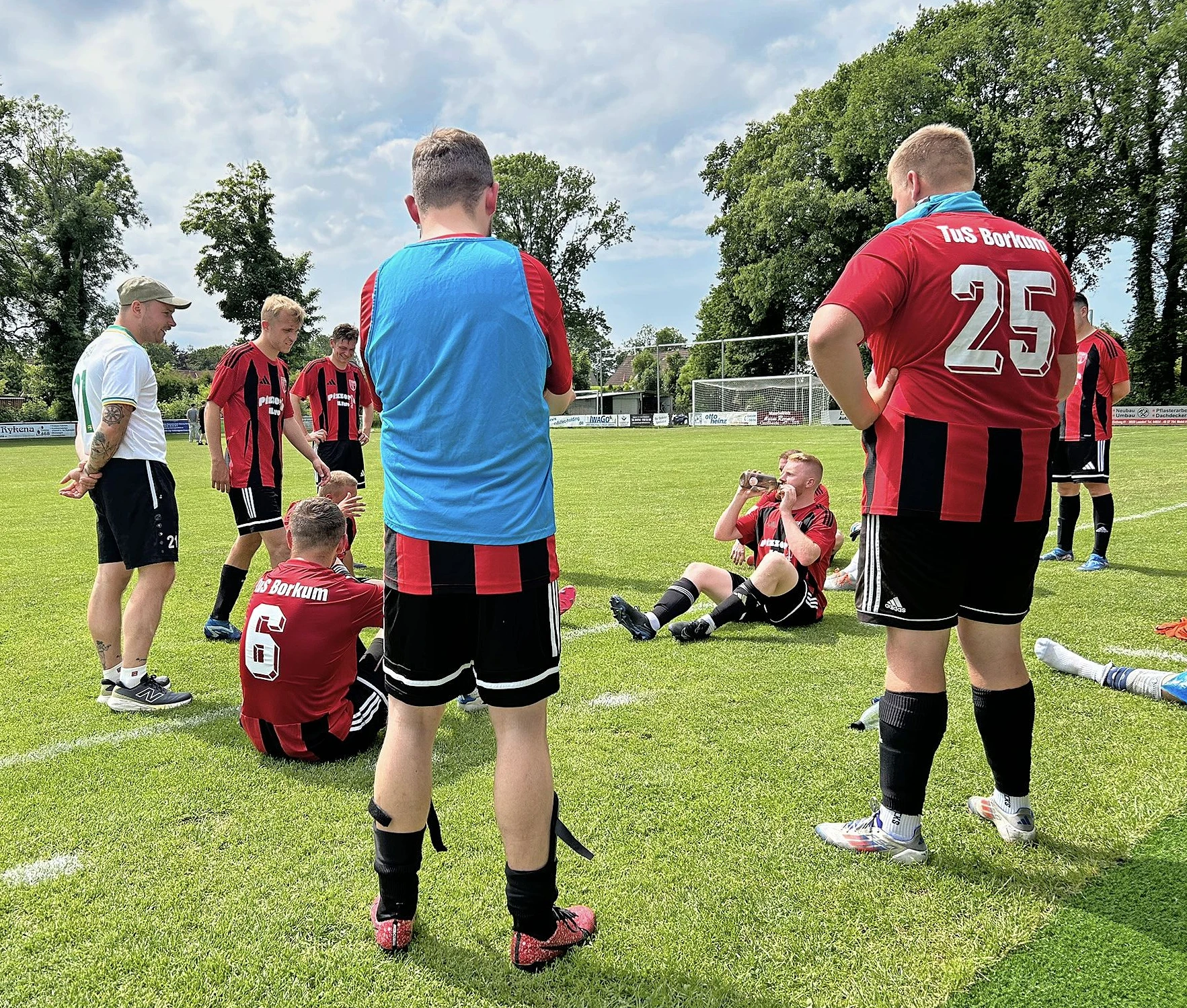 Halbzeitpause: die Inselfußballer von Borkum bei ihrem letzten Auswärtsspiel