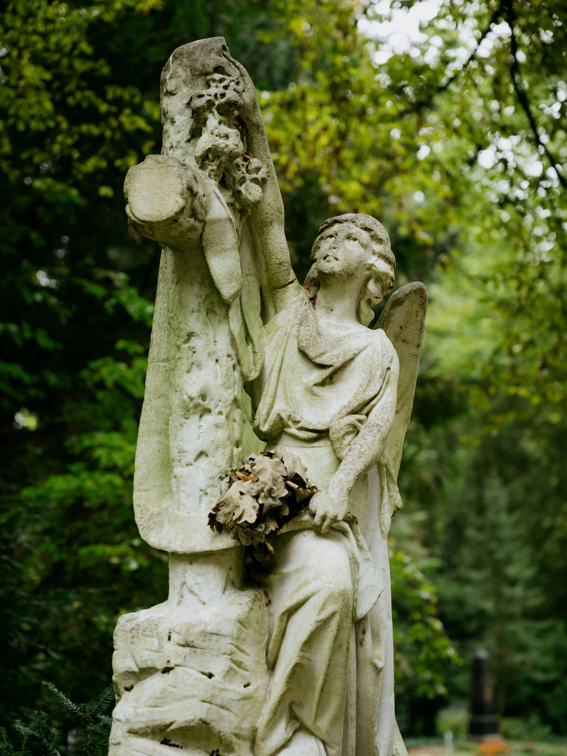 Eine Engelsskulptur auf dem Hauptfriedhof in Frankfurt