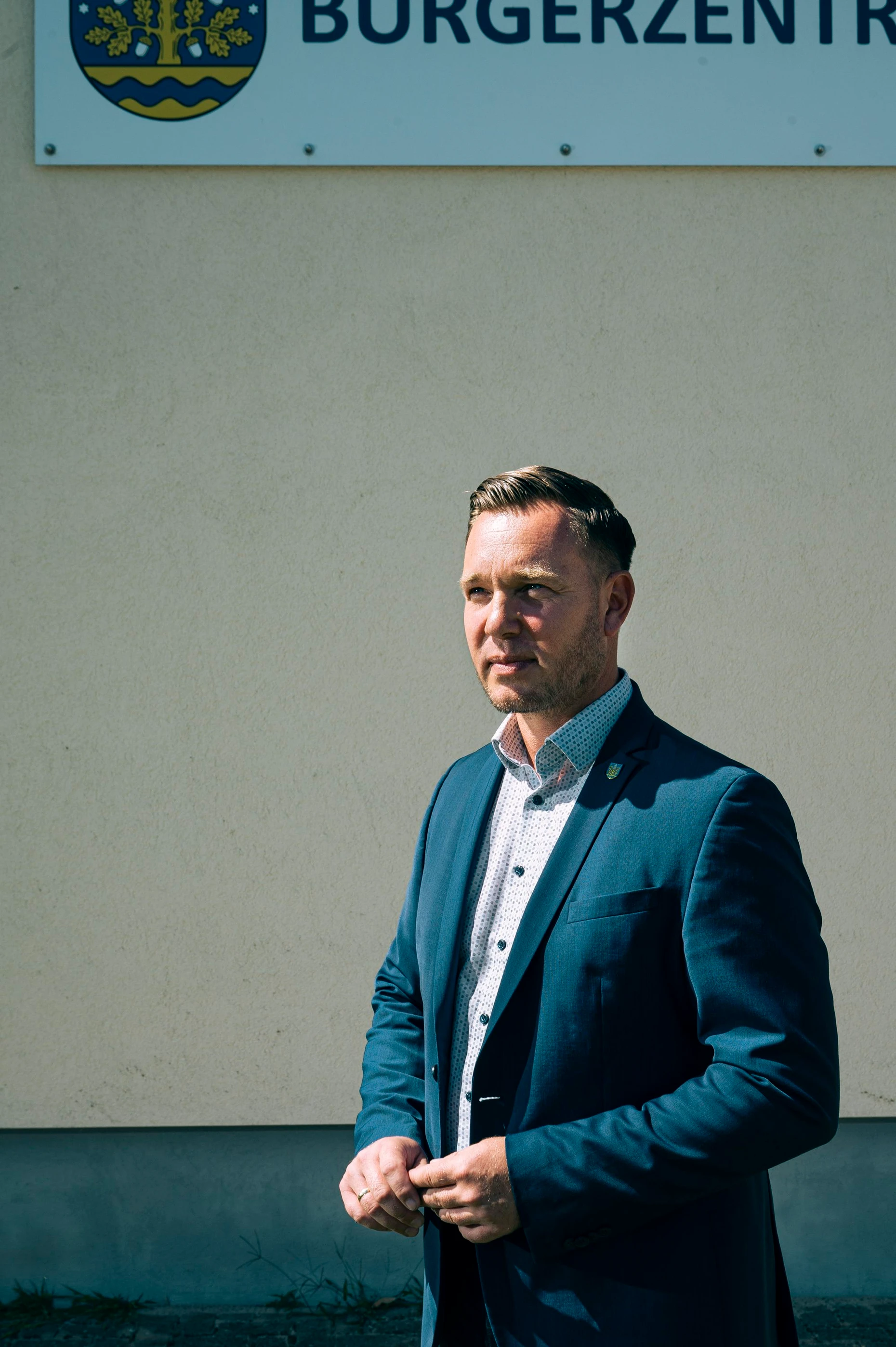 Marc Blanck (CDU), Bürgermeister von Oebisfelde vor dem Bürgerzentrum